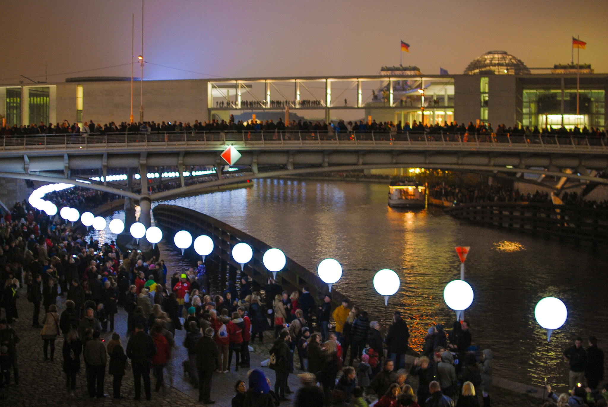 Nikon D40X + Nikon AF-S DX Nikkor 35mm F1.8G sample photo. Berlin wall of lights photography