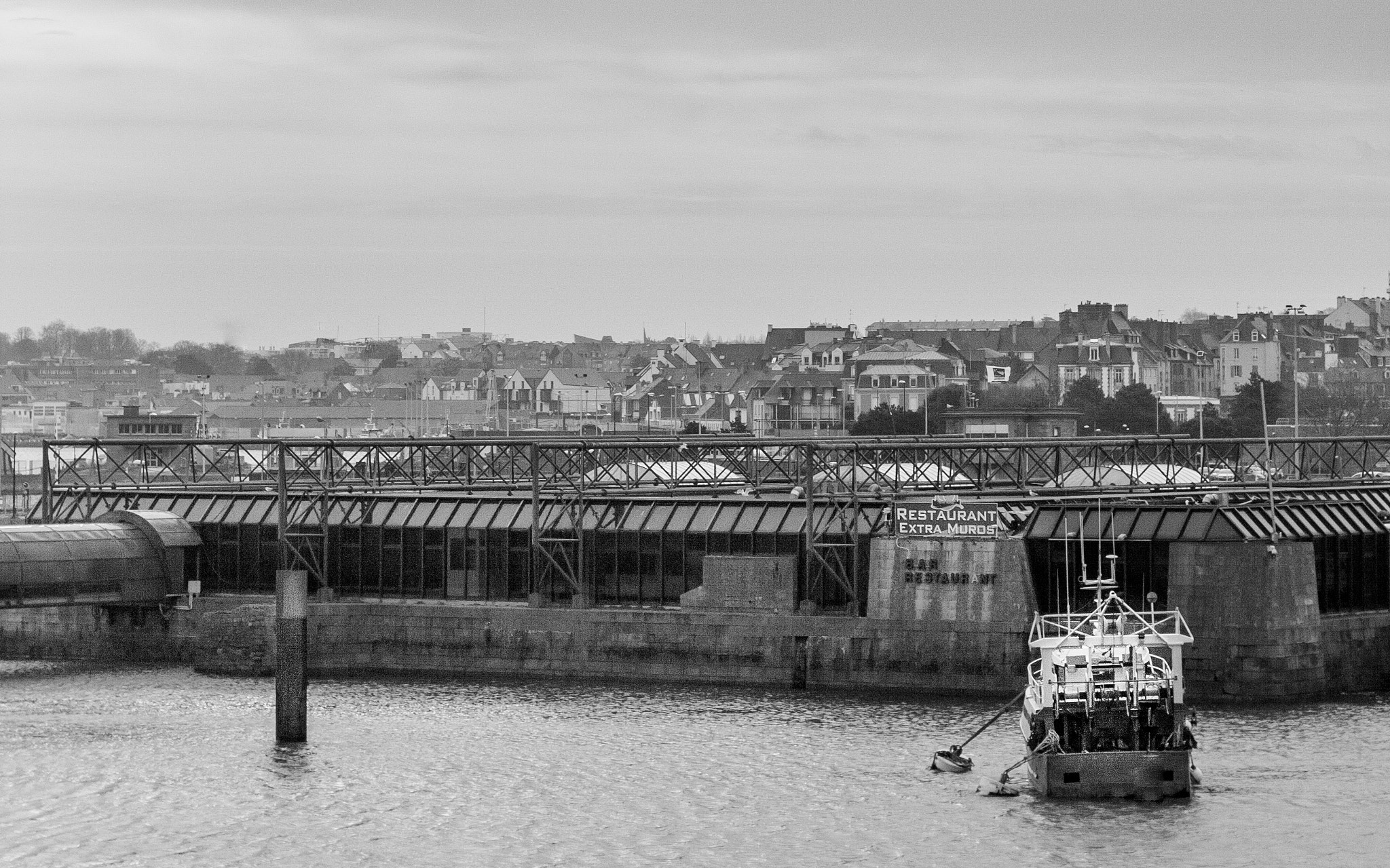 Canon EOS 400D (EOS Digital Rebel XTi / EOS Kiss Digital X) + Canon EF 50mm F1.8 II sample photo. Sea scene at saint-malo photography