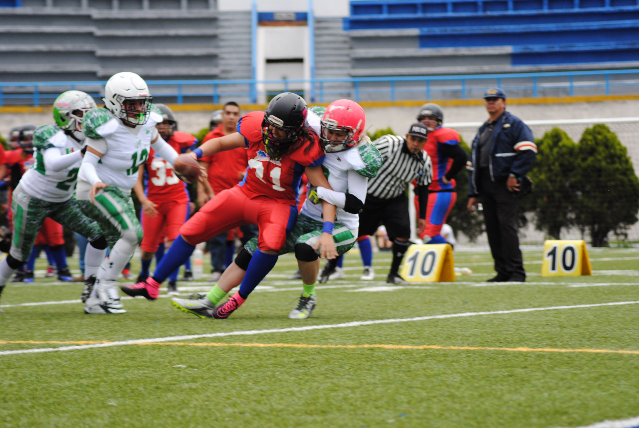 Nikon AF Nikkor 70-300mm F4-5.6G sample photo. Football photography
