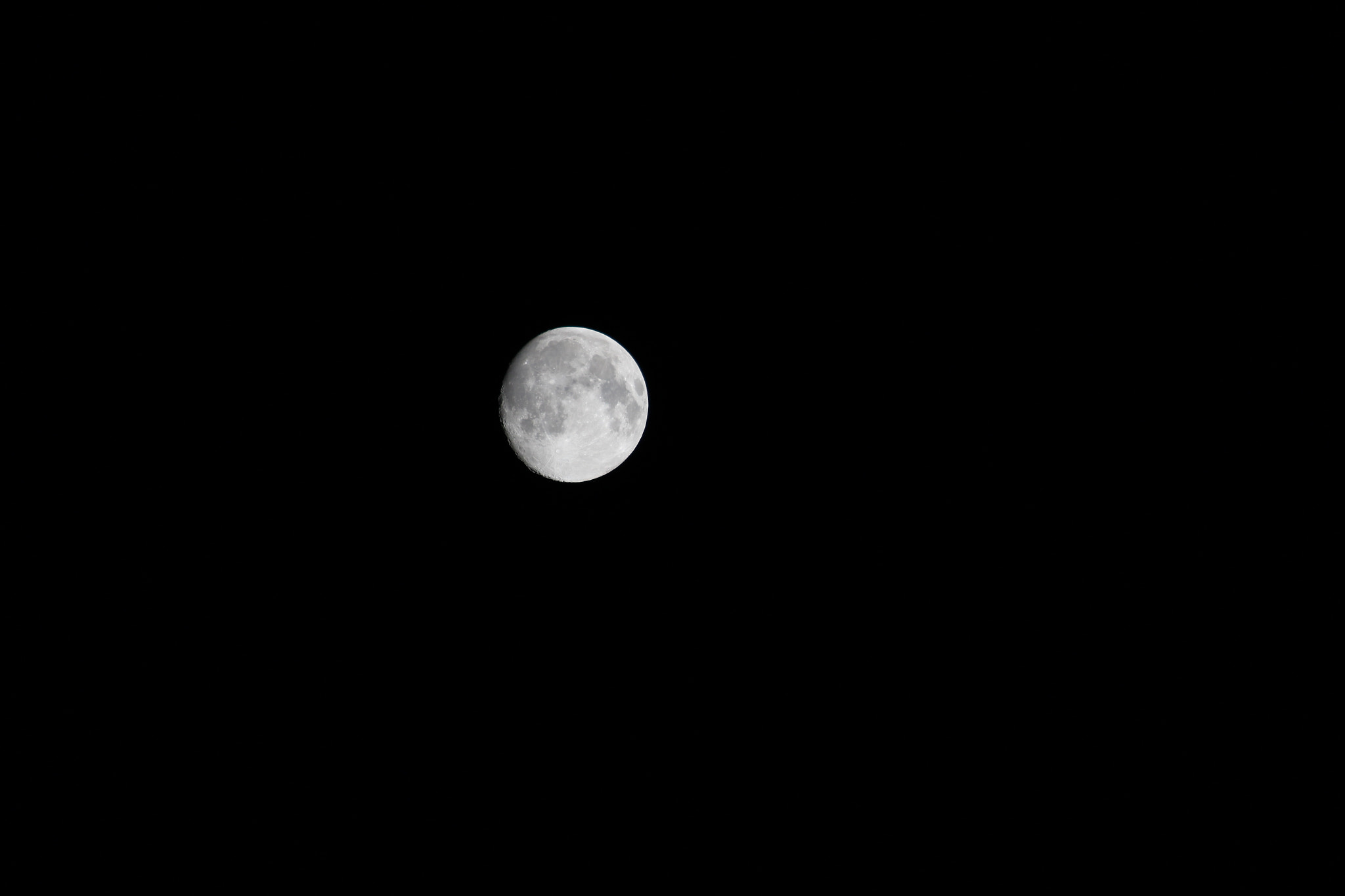 Canon EOS 100D (EOS Rebel SL1 / EOS Kiss X7) + Canon EF 70-300mm F4-5.6 IS USM sample photo. A little moon photography