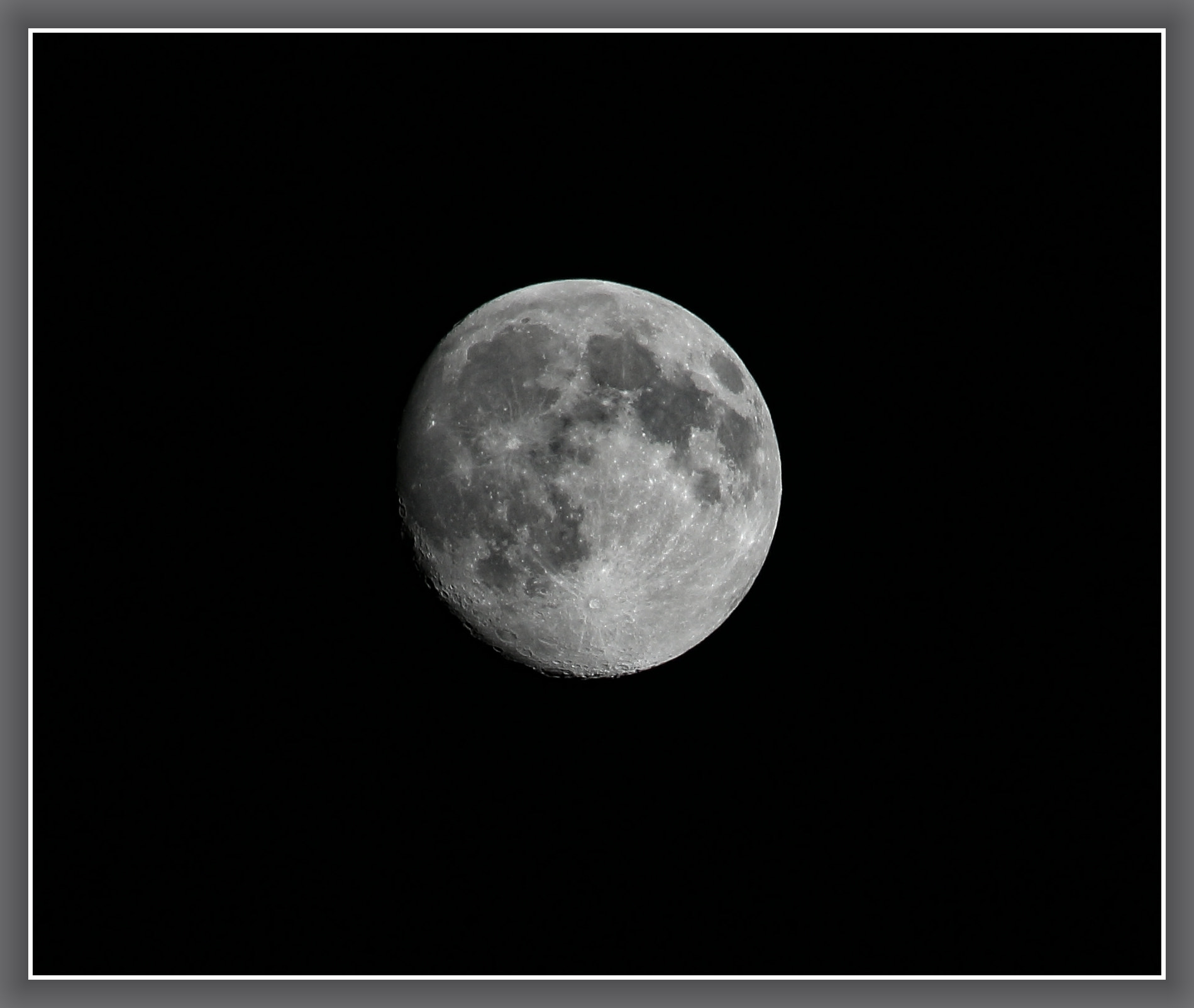 Canon EOS 750D (EOS Rebel T6i / EOS Kiss X8i) + EF75-300mm f/4-5.6 sample photo. The moon photography