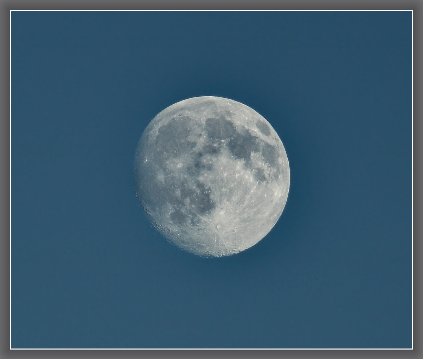 Canon EOS 750D (EOS Rebel T6i / EOS Kiss X8i) + EF75-300mm f/4-5.6 sample photo. The moon photography