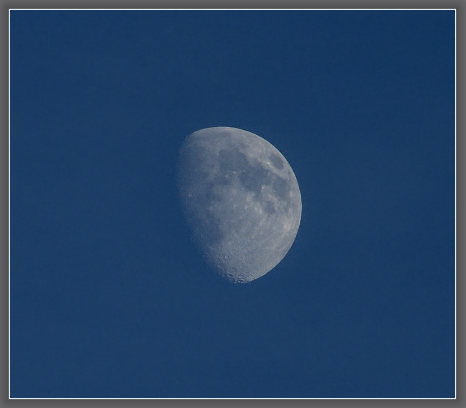 Canon EOS 750D (EOS Rebel T6i / EOS Kiss X8i) + EF75-300mm f/4-5.6 sample photo. The moon photography