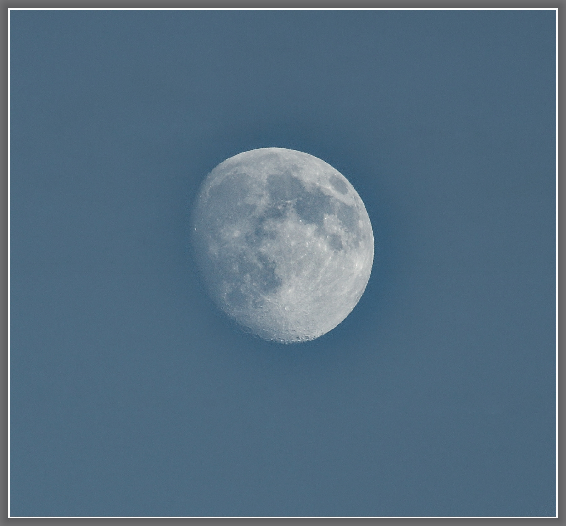 Canon EOS 750D (EOS Rebel T6i / EOS Kiss X8i) + EF75-300mm f/4-5.6 sample photo. The moon photography