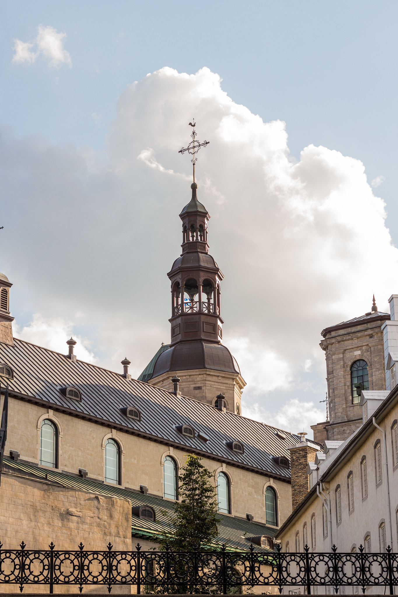 Canon EOS 700D (EOS Rebel T5i / EOS Kiss X7i) + Canon EF 50mm F1.8 II sample photo. Golden bell tower photography