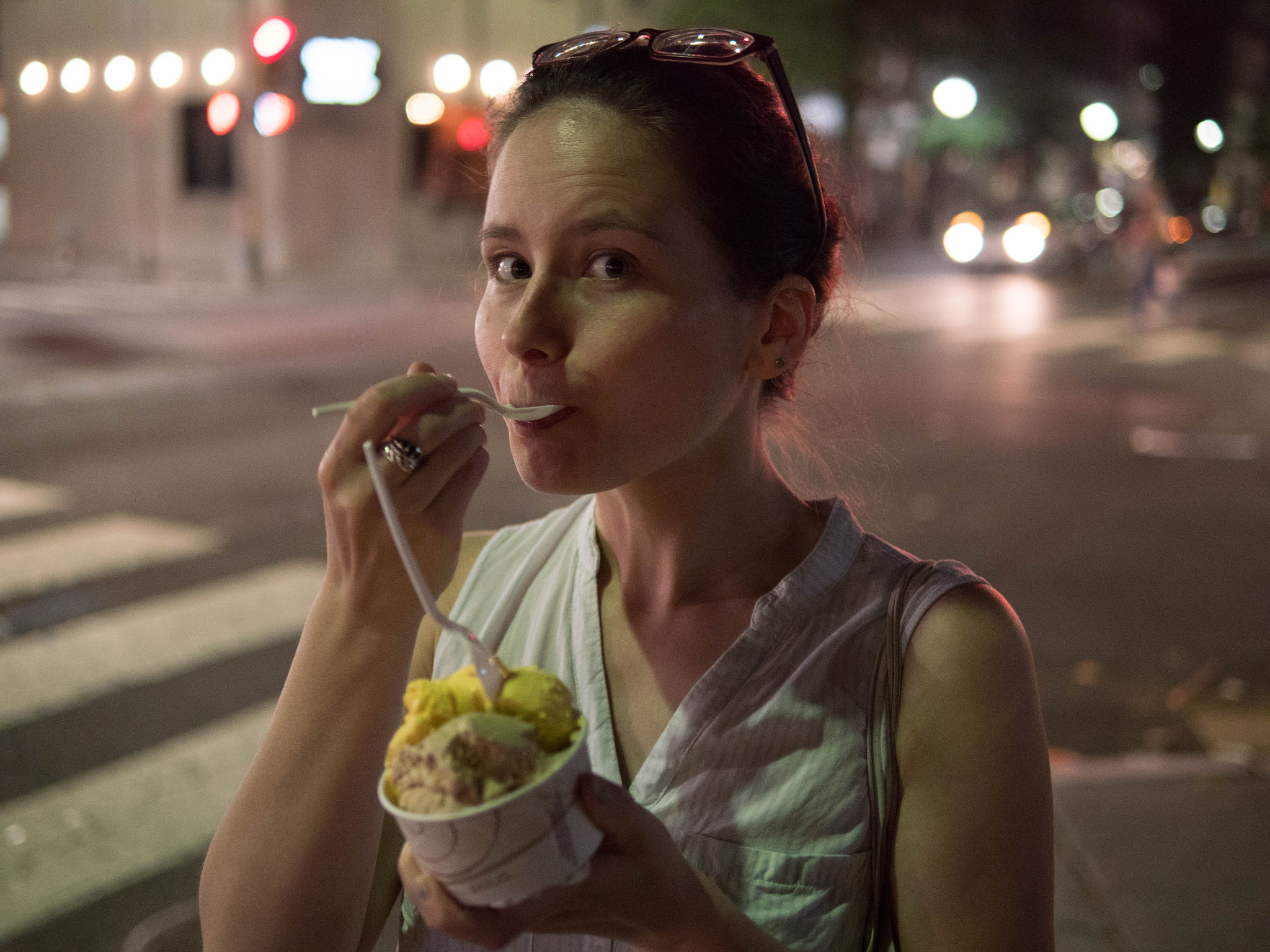 Panasonic Lumix DMC-GX8 + Panasonic Leica DG Summilux 25mm F1.4 II ASPH sample photo. Hey christina, gimme your ice cream! photography