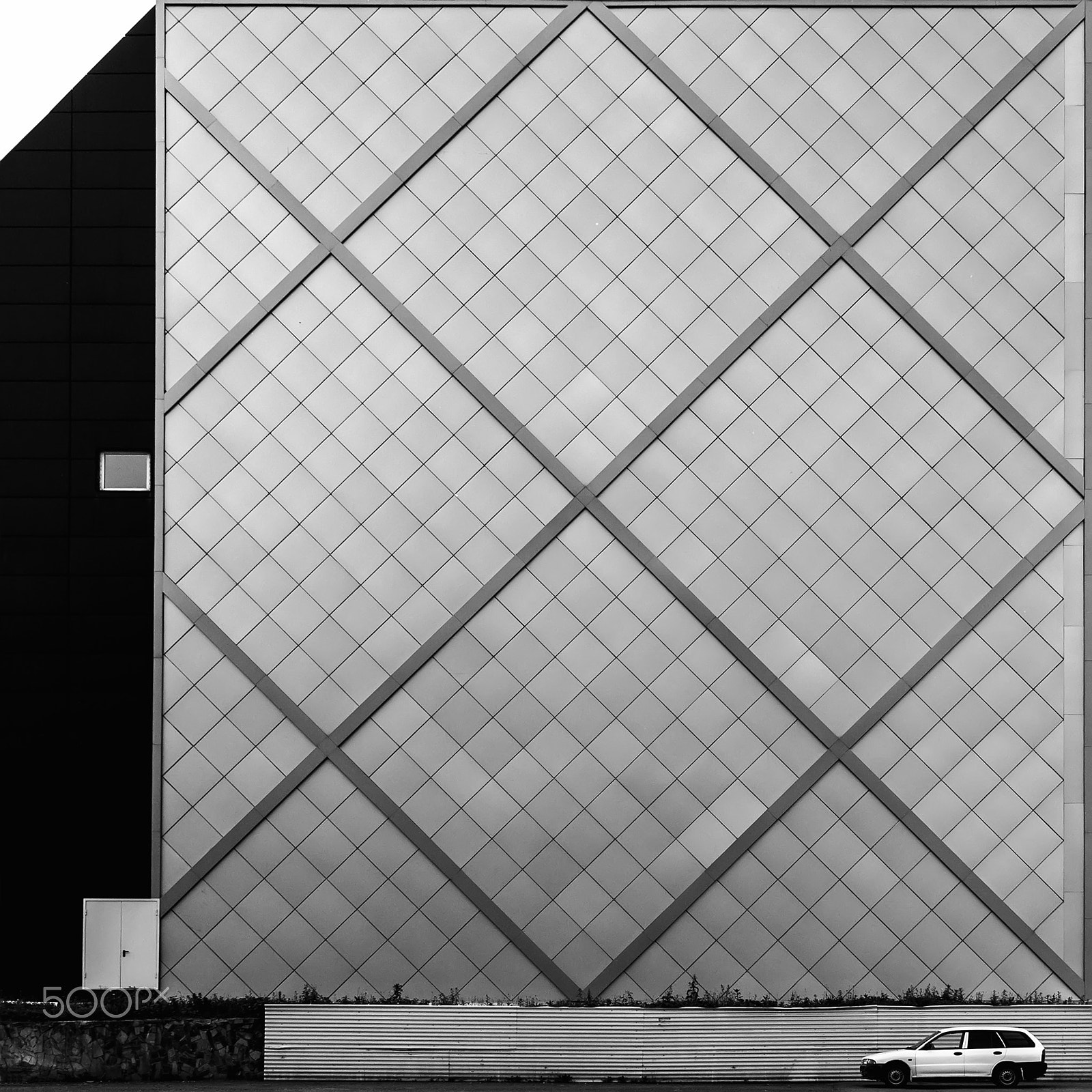 Canon EOS 500D (EOS Rebel T1i / EOS Kiss X3) + Sigma 24-70mm F2.8 EX DG Macro sample photo. B&w... wall... car... rhomb... photography