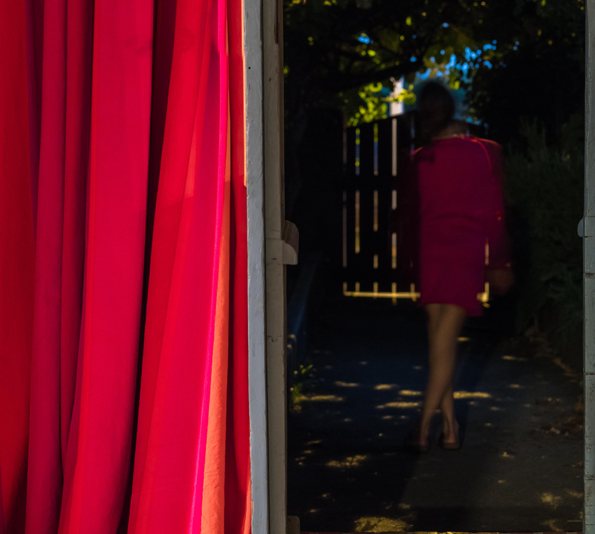 Panasonic Lumix G 42.5mm F1.7 ASPH Power OIS sample photo. Le rideau rouge photography