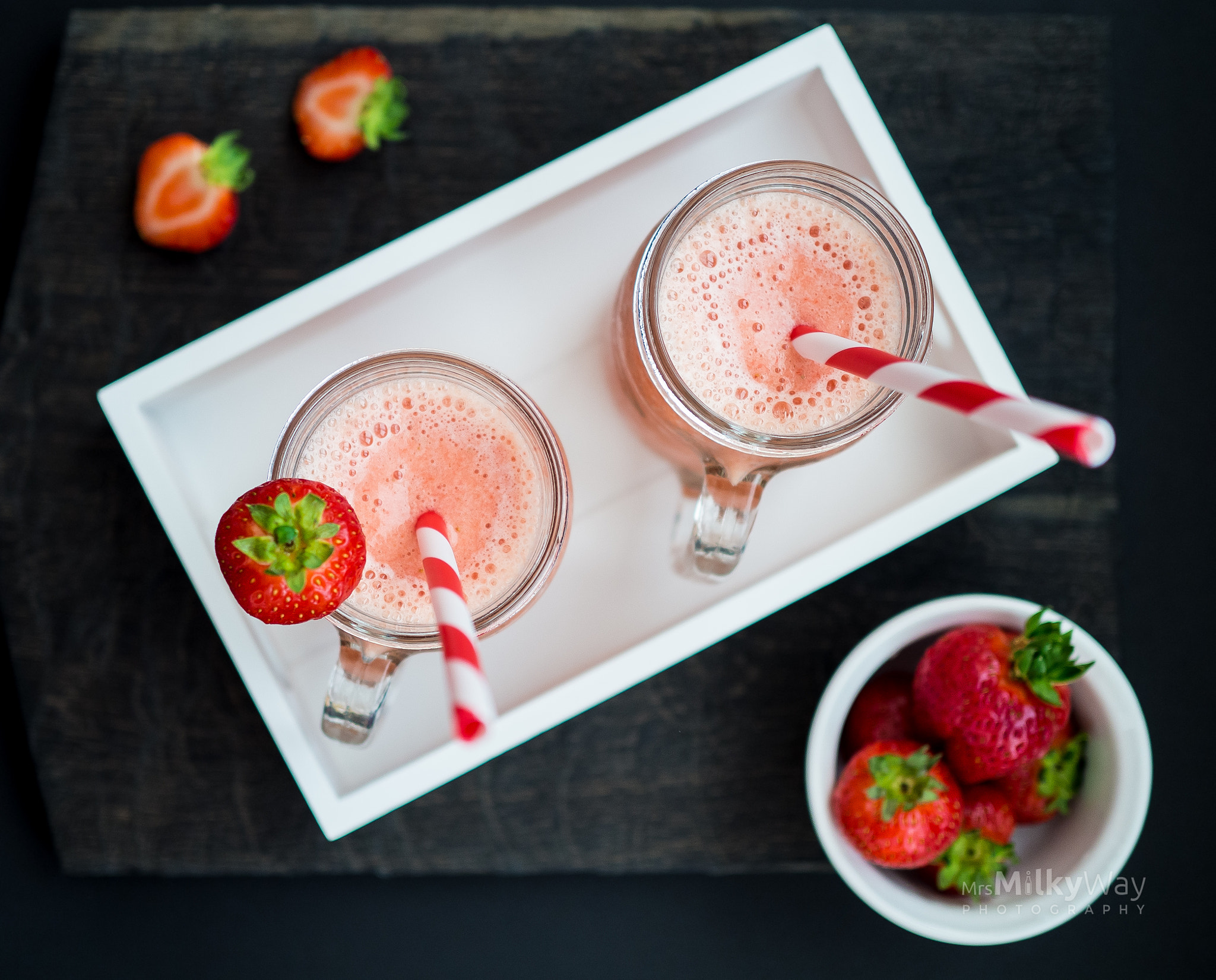 Olympus OM-D E-M10 II + Olympus M.Zuiko Digital 25mm F1.8 sample photo. Strawberry smoothie with ice and pineapple photography