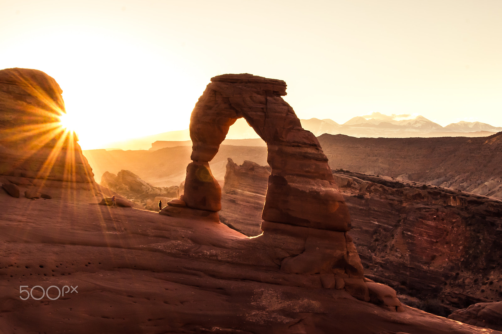 Canon EOS 550D (EOS Rebel T2i / EOS Kiss X4) + Sigma 10-20mm F3.5 EX DC HSM sample photo. Delicate arch sunrise photography