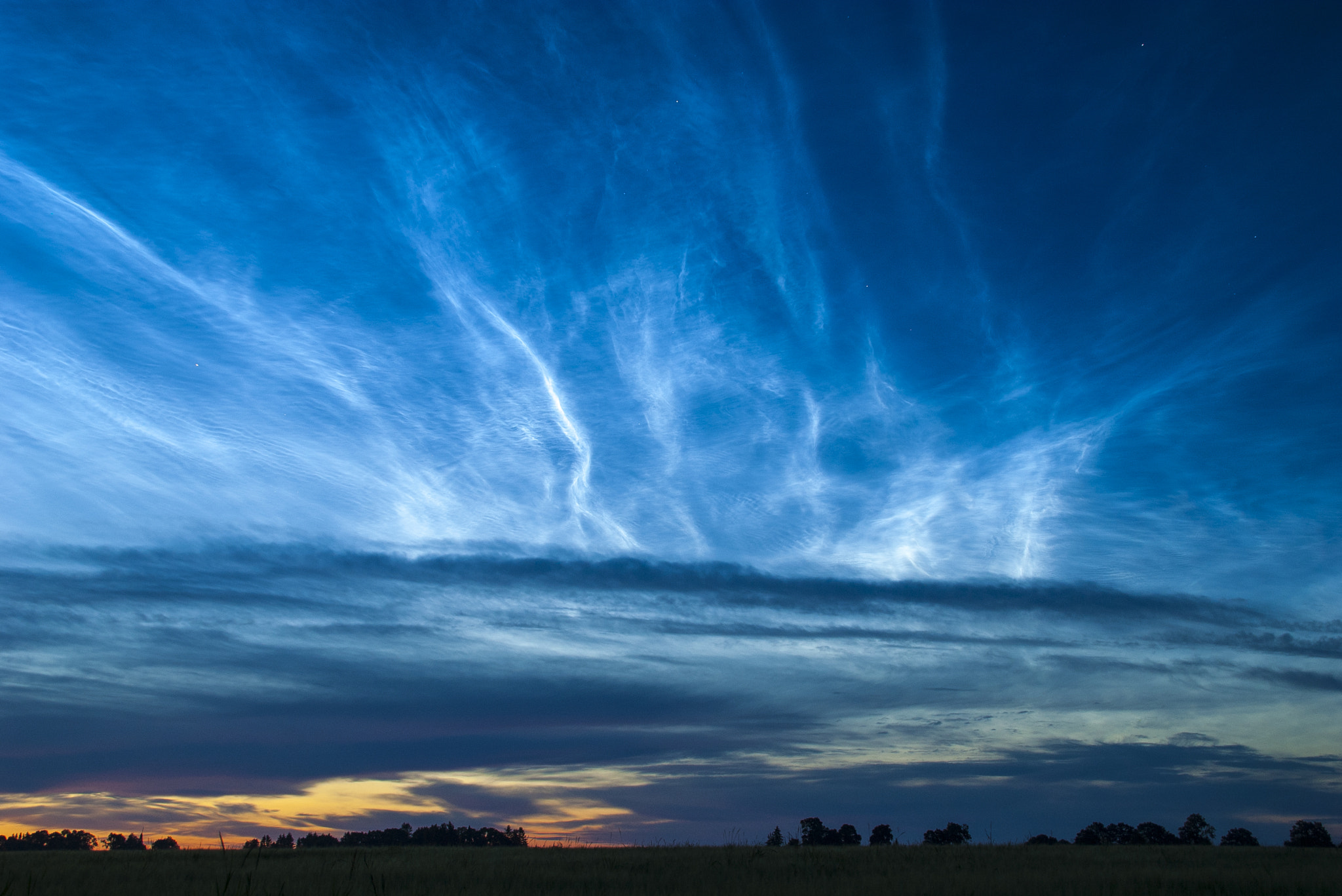 Pentax K100D Super + Tamron AF 18-200mm F3.5-6.3 XR Di II LD Aspherical (IF) Macro sample photo. Polar mesospheric clouds photography