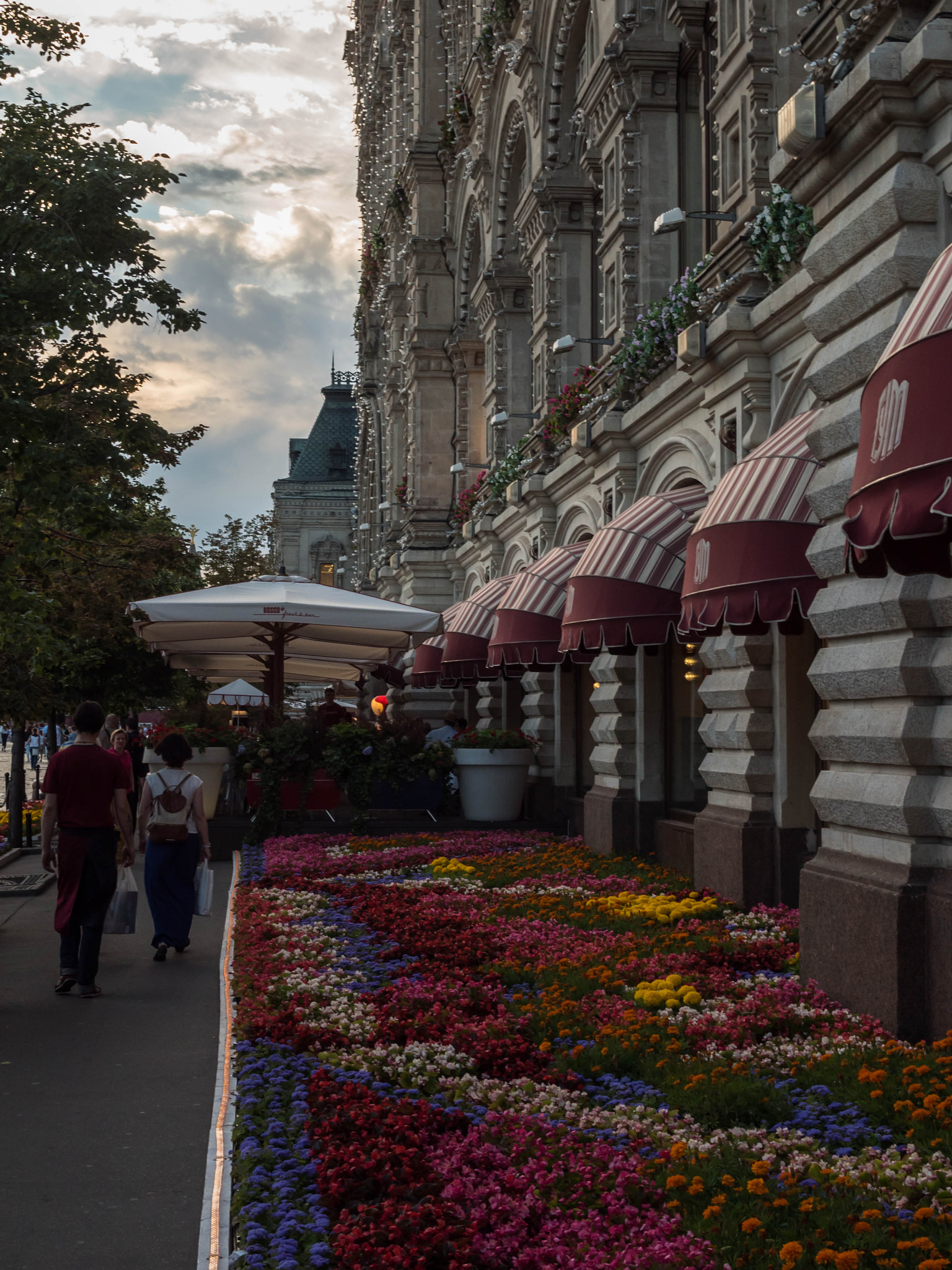 Panasonic Lumix DMC-GH4 + Olympus M.Zuiko Digital 25mm F1.8 sample photo. Moscow gum photography