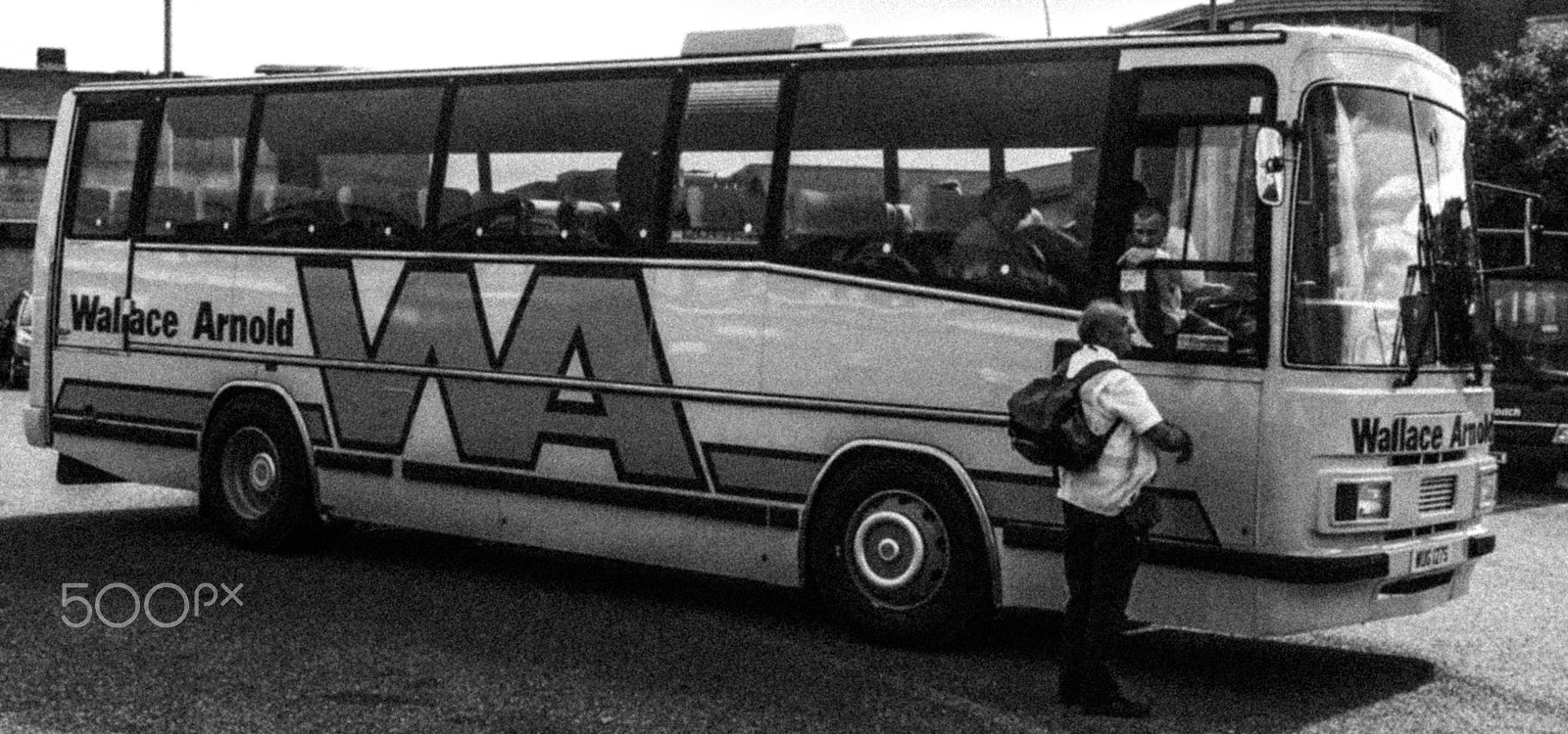 KONICA MINOLTA DiMAGE 7Hi sample photo. Saturday morning bus station photography