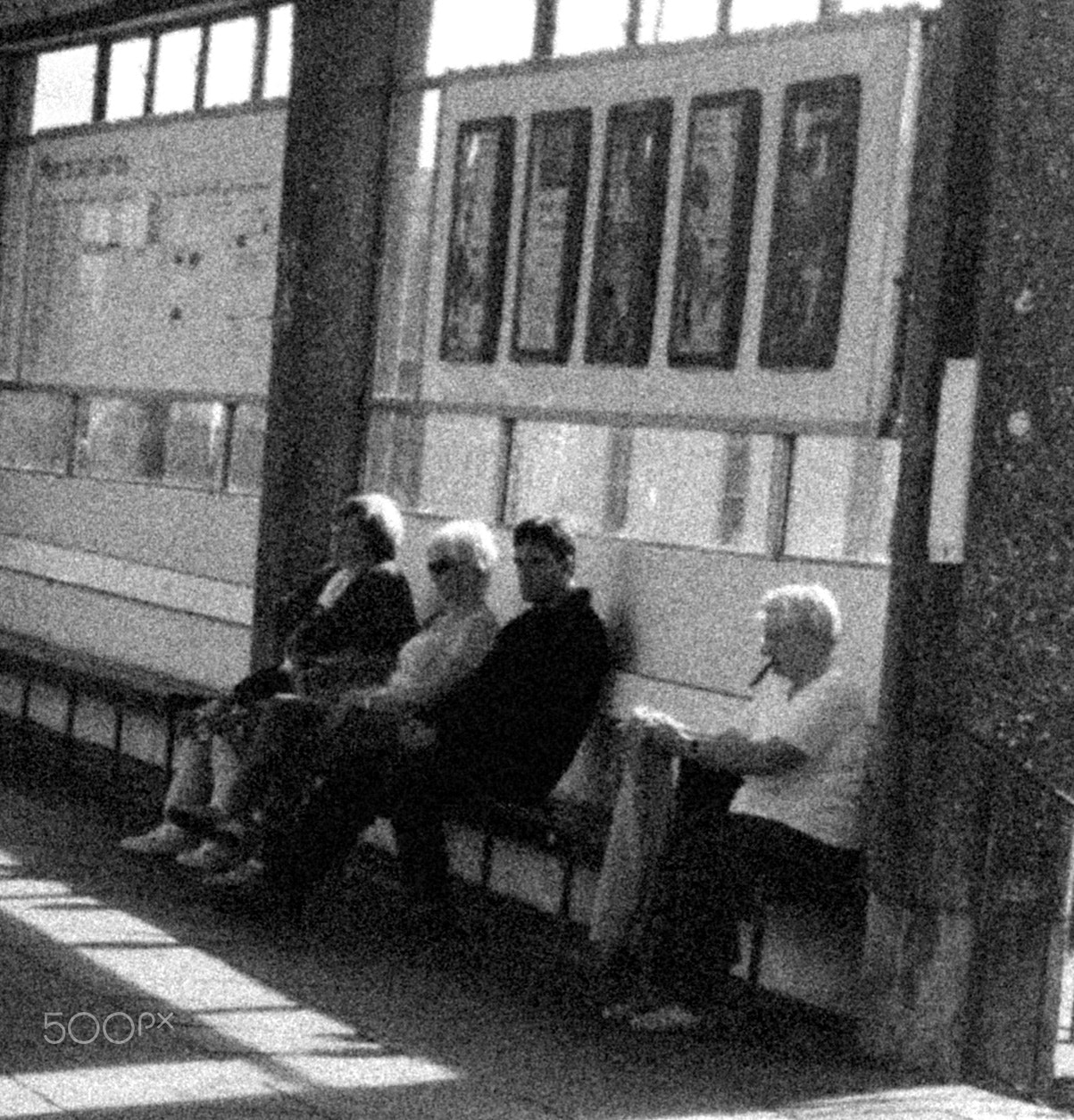 KONICA MINOLTA DiMAGE 7Hi sample photo. Saturday morning bus station photography