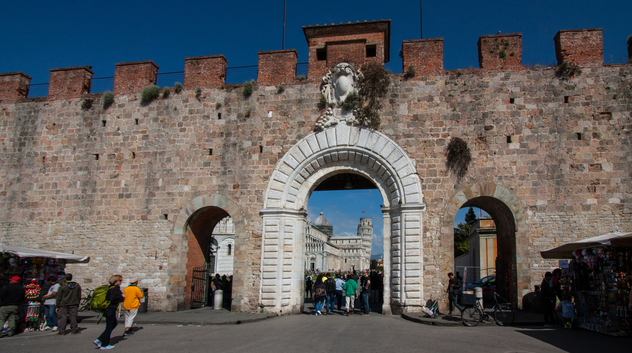 Canon EOS 450D (EOS Rebel XSi / EOS Kiss X2) sample photo. The gate to piazza del duomo, pisa, italy. photography