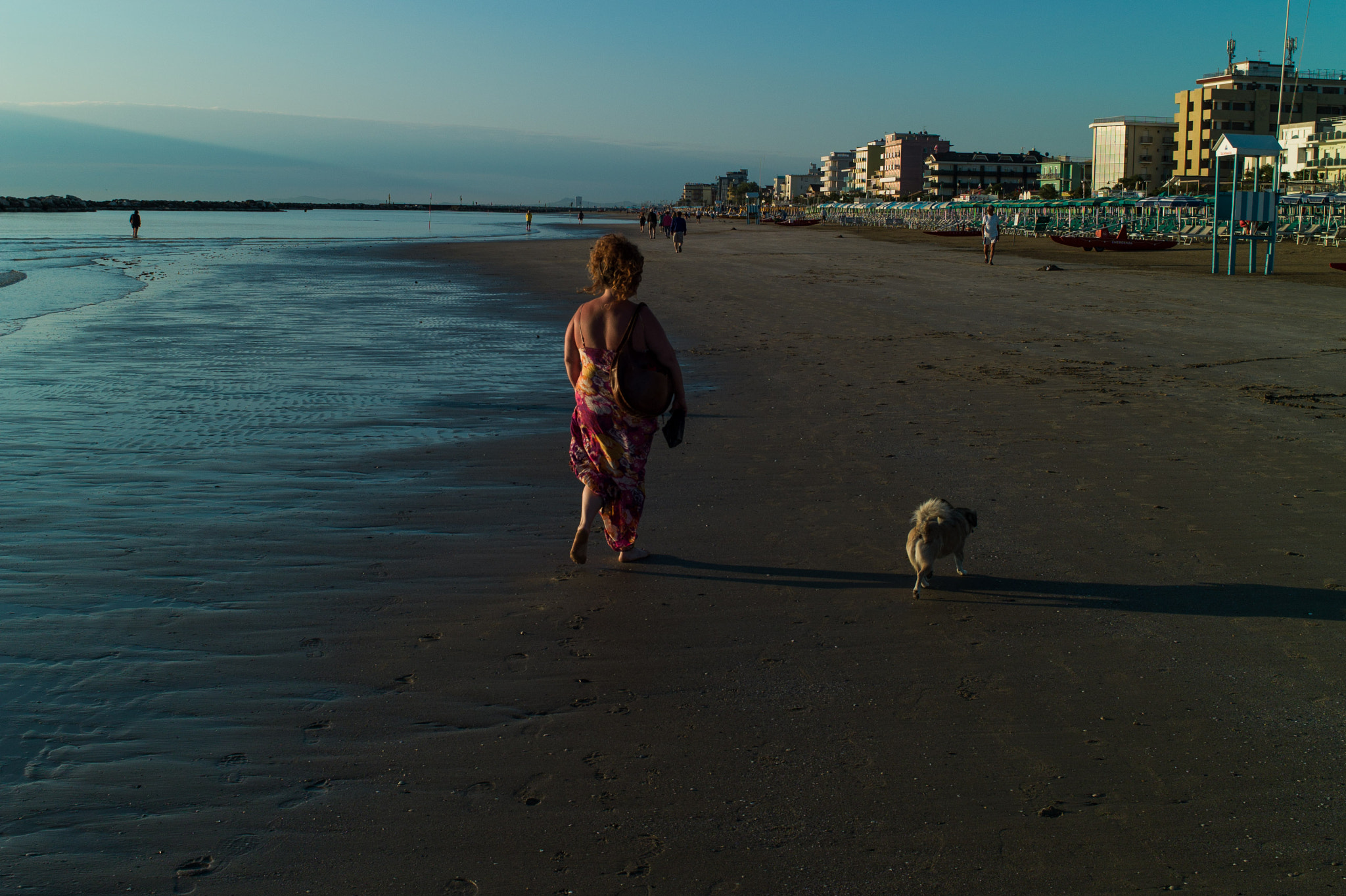 Elmarit-M 28mm f/2.8 (IV) sample photo. Beach street photography