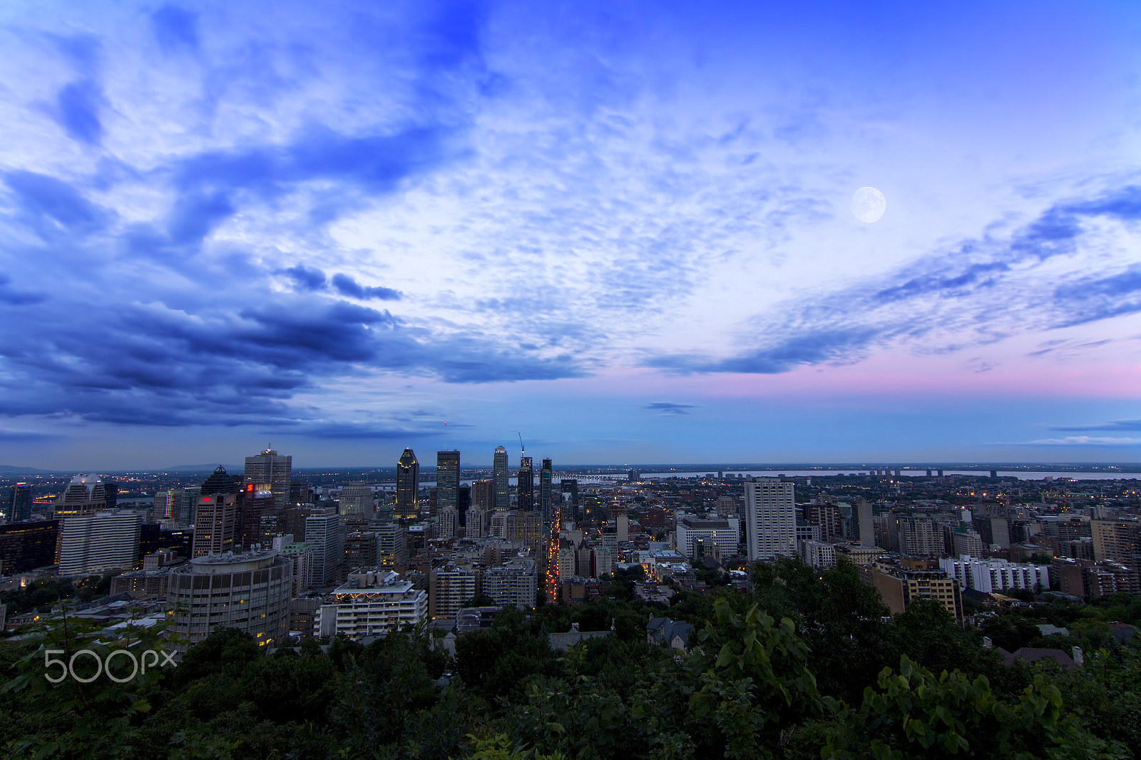 Canon EOS 550D (EOS Rebel T2i / EOS Kiss X4) sample photo. Full moon over the city photography