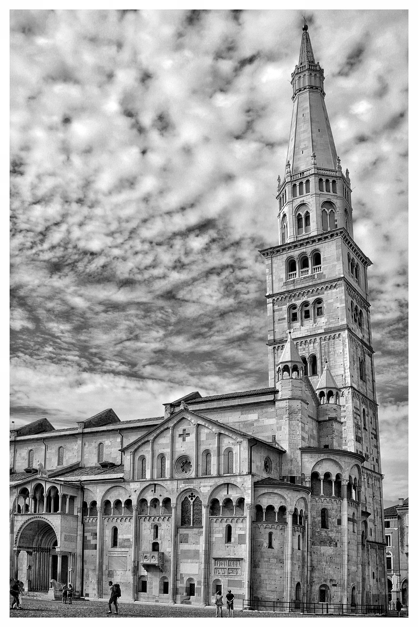 Canon EOS 400D (EOS Digital Rebel XTi / EOS Kiss Digital X) sample photo. Modena photography
