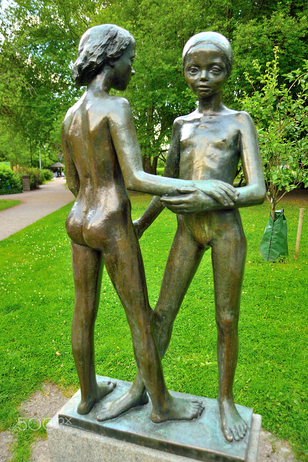 Sigma 18-200mm F3.5-6.3 DC OS HSM sample photo. Statue of sisters by stig blomberg photography