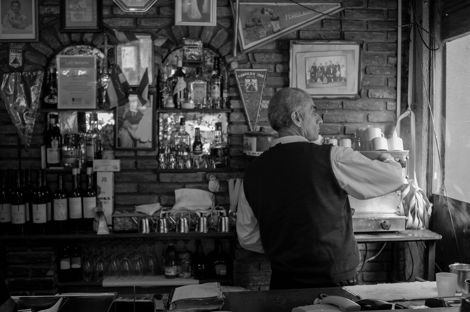 Nikon AF Nikkor 28mm F2.8D sample photo. Cafe cafe photography