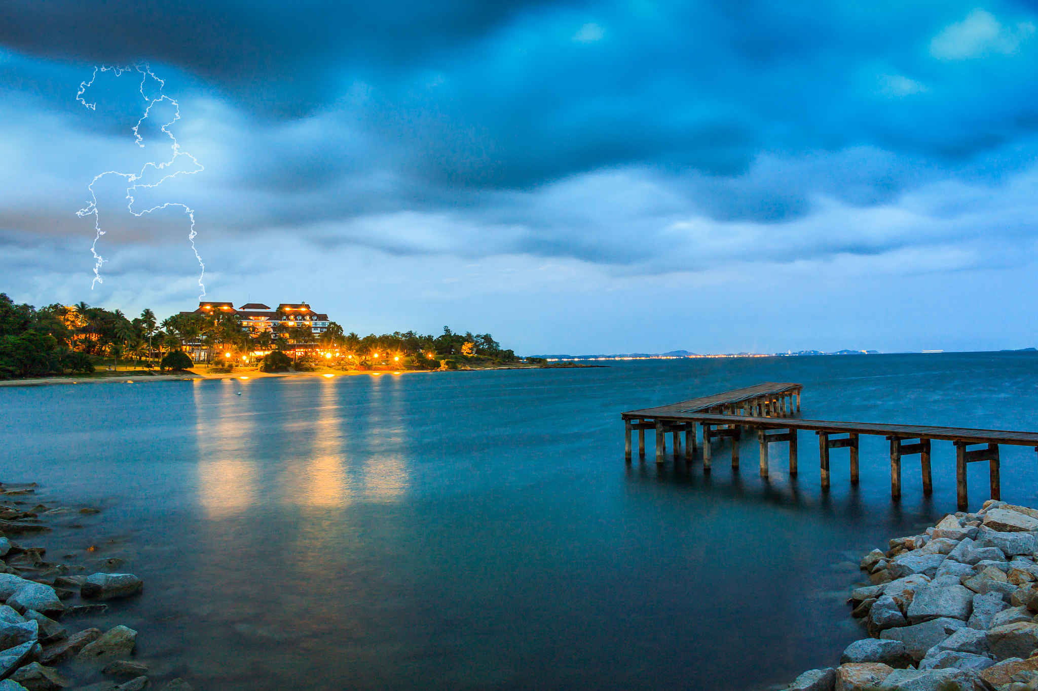 Canon EOS 500D (EOS Rebel T1i / EOS Kiss X3) sample photo. Beautiful resort  in rainy storm photography