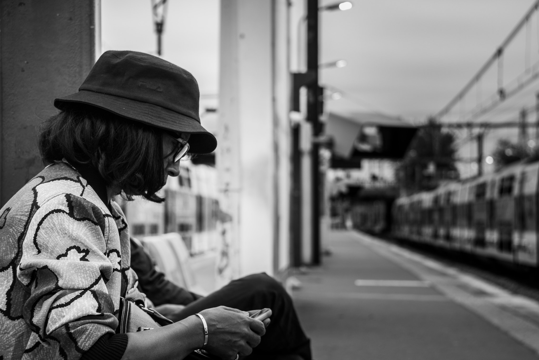 Canon EOS 750D (EOS Rebel T6i / EOS Kiss X8i) sample photo. Woman @ torcy railwaystation photography