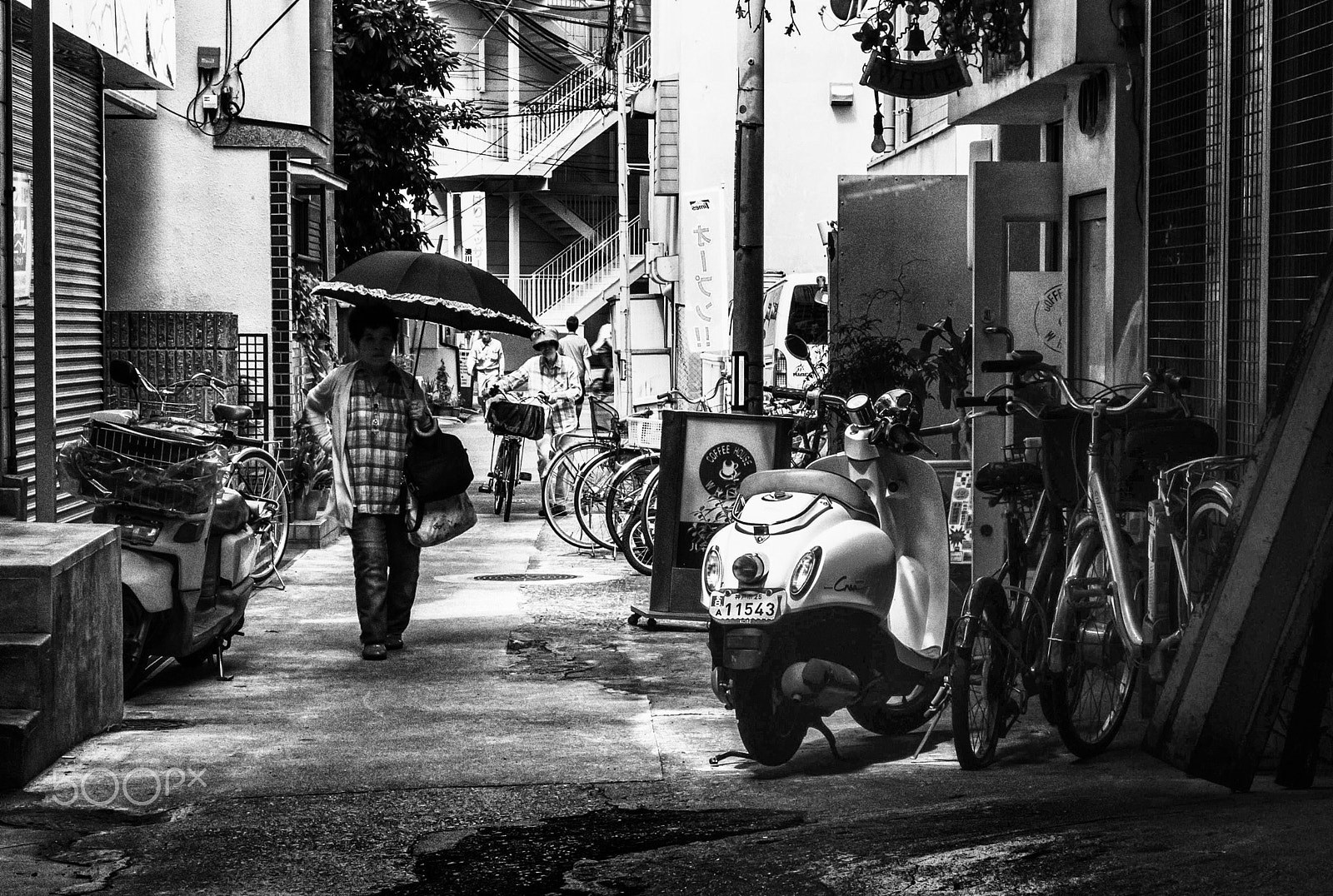 Summicron-M 50mm f/2 (IV, V) sample photo. Alley photography