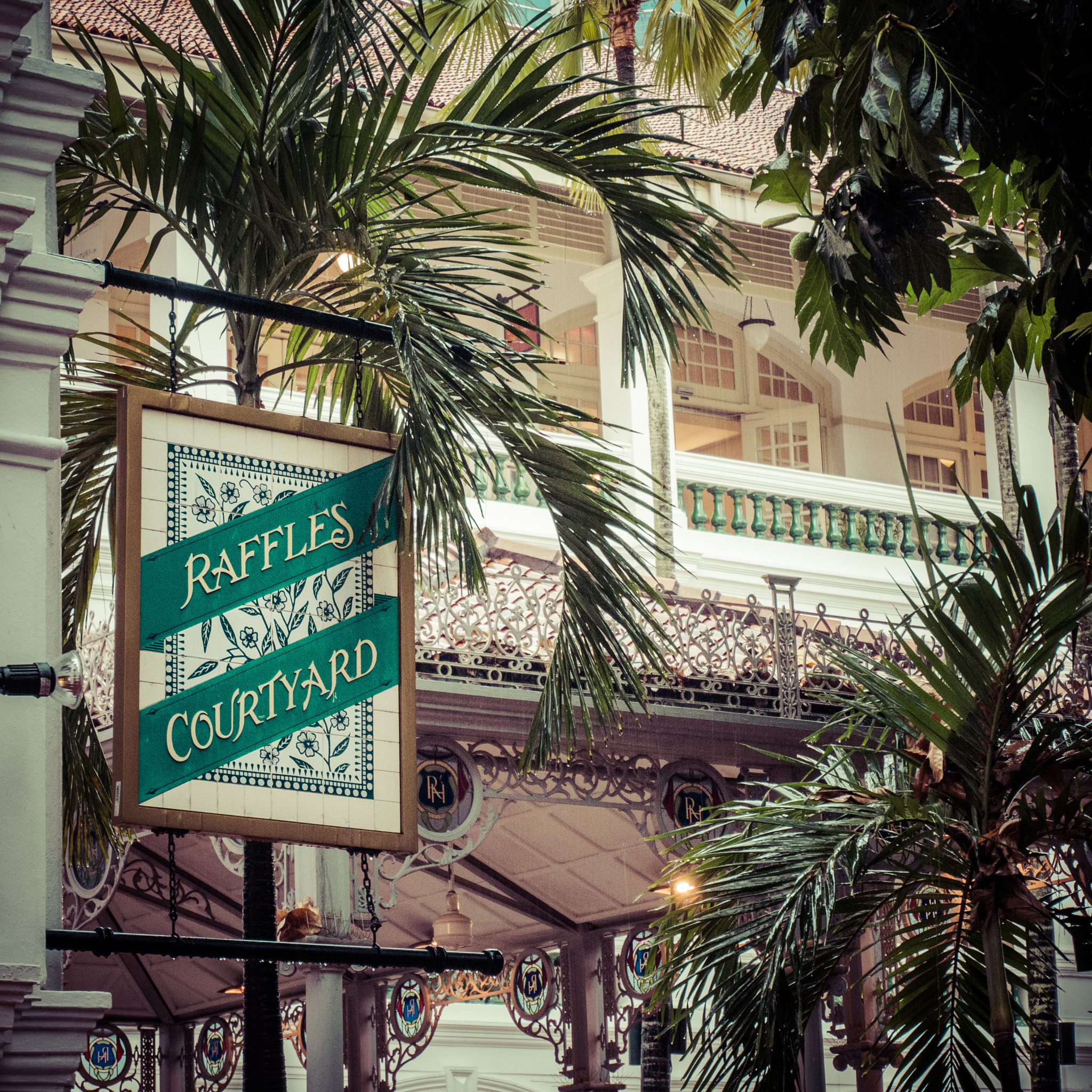 LUMIX G VARIO PZ 14-42/F3.5-5.6 sample photo. Raflles hotel, singapore photography
