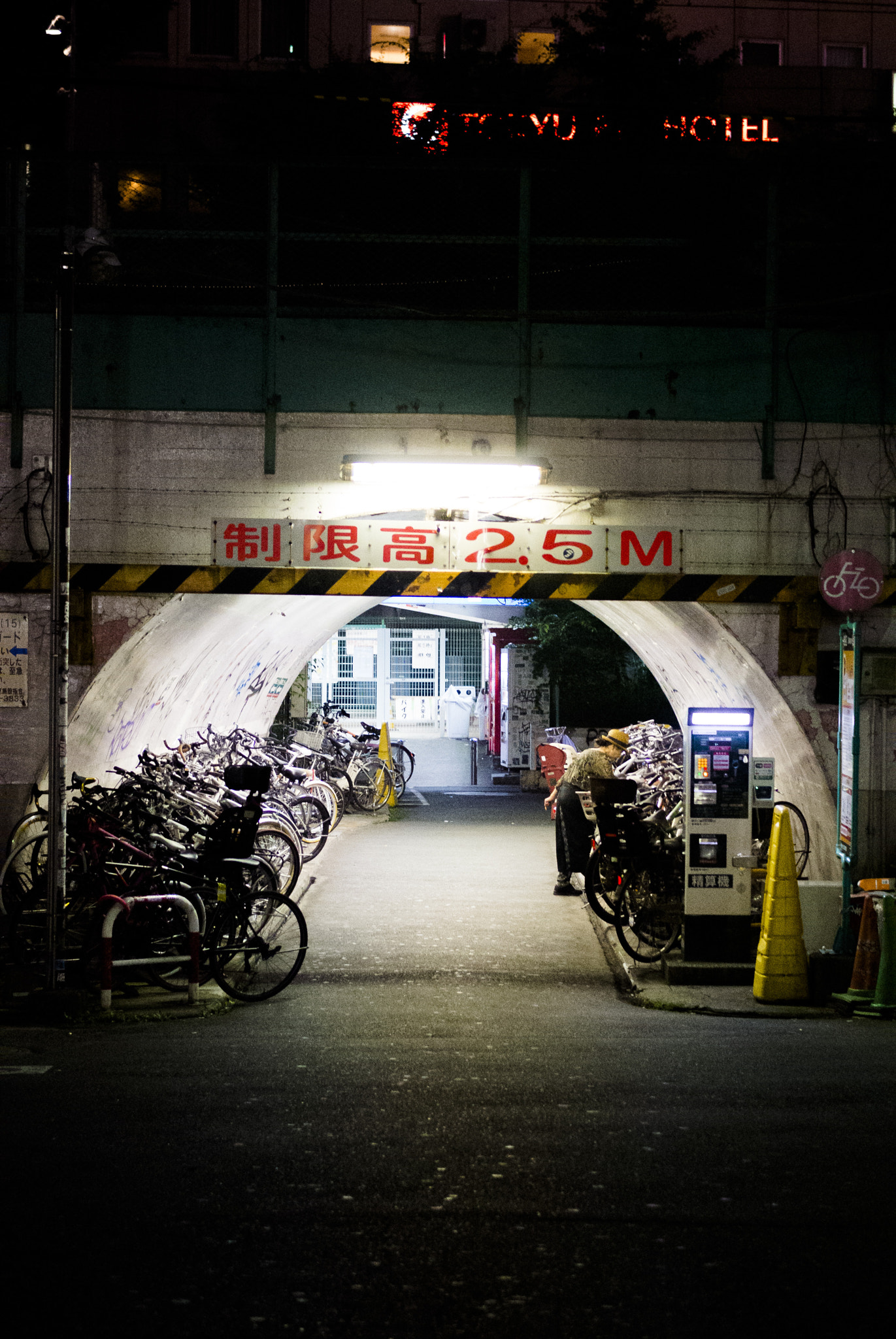 Nikon 1 J1 + Nikon 1 Nikkor 32mm F1.2 sample photo. 灯、自転車、ガード下 photography