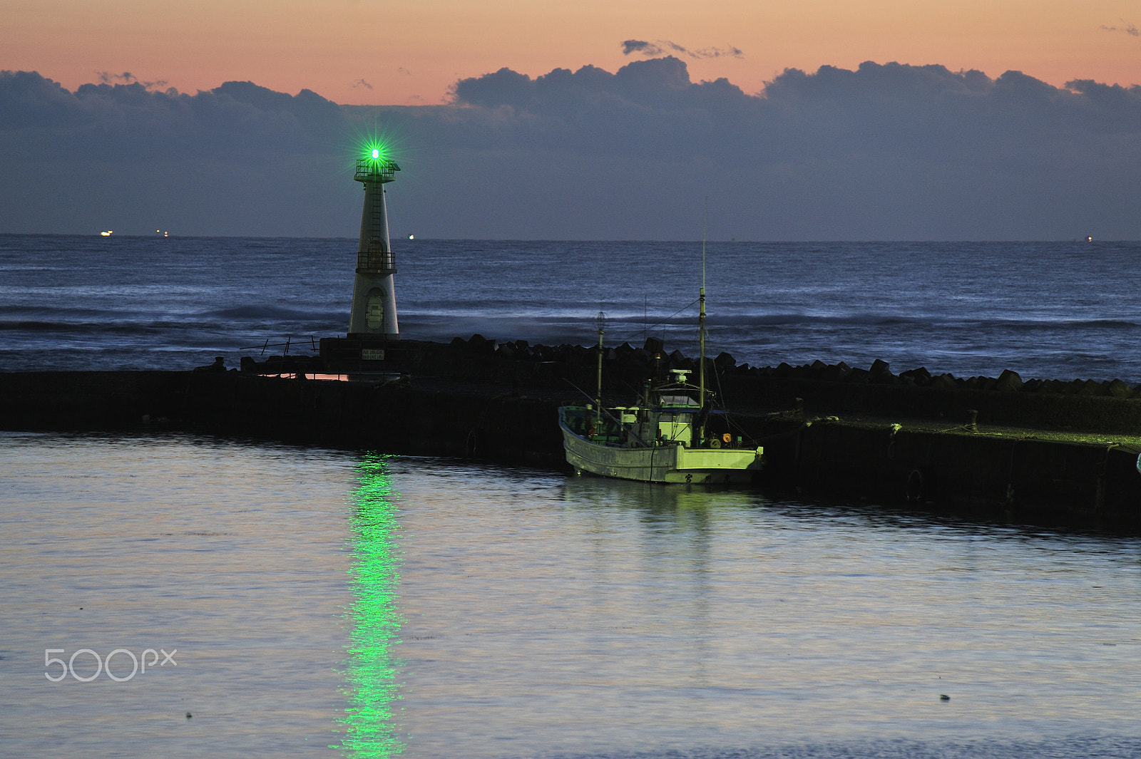 Nikon AF-Nikkor 80-200mm F2.8D ED sample photo. A fisherboat in daybreak photography