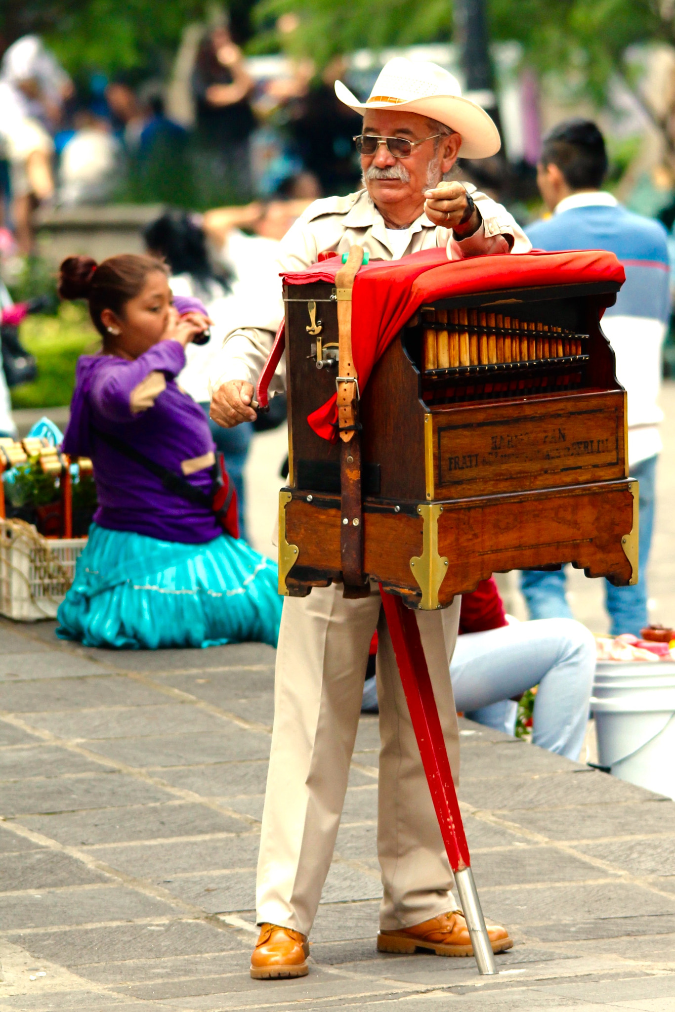 Canon 150-500mm sample photo. Playing music photography