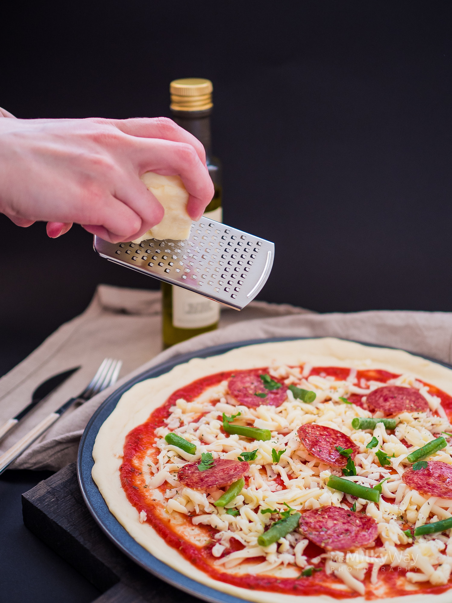 Olympus OM-D E-M10 II + Olympus M.Zuiko Digital 25mm F1.8 sample photo. Homemade pizza with fresh cheese and salame photography