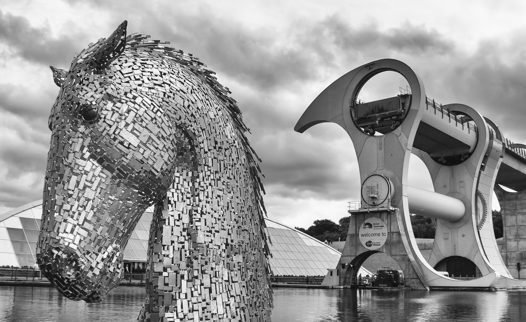 Canon EOS-1D Mark II sample photo. Falkirk wheel and kelpie down head photography