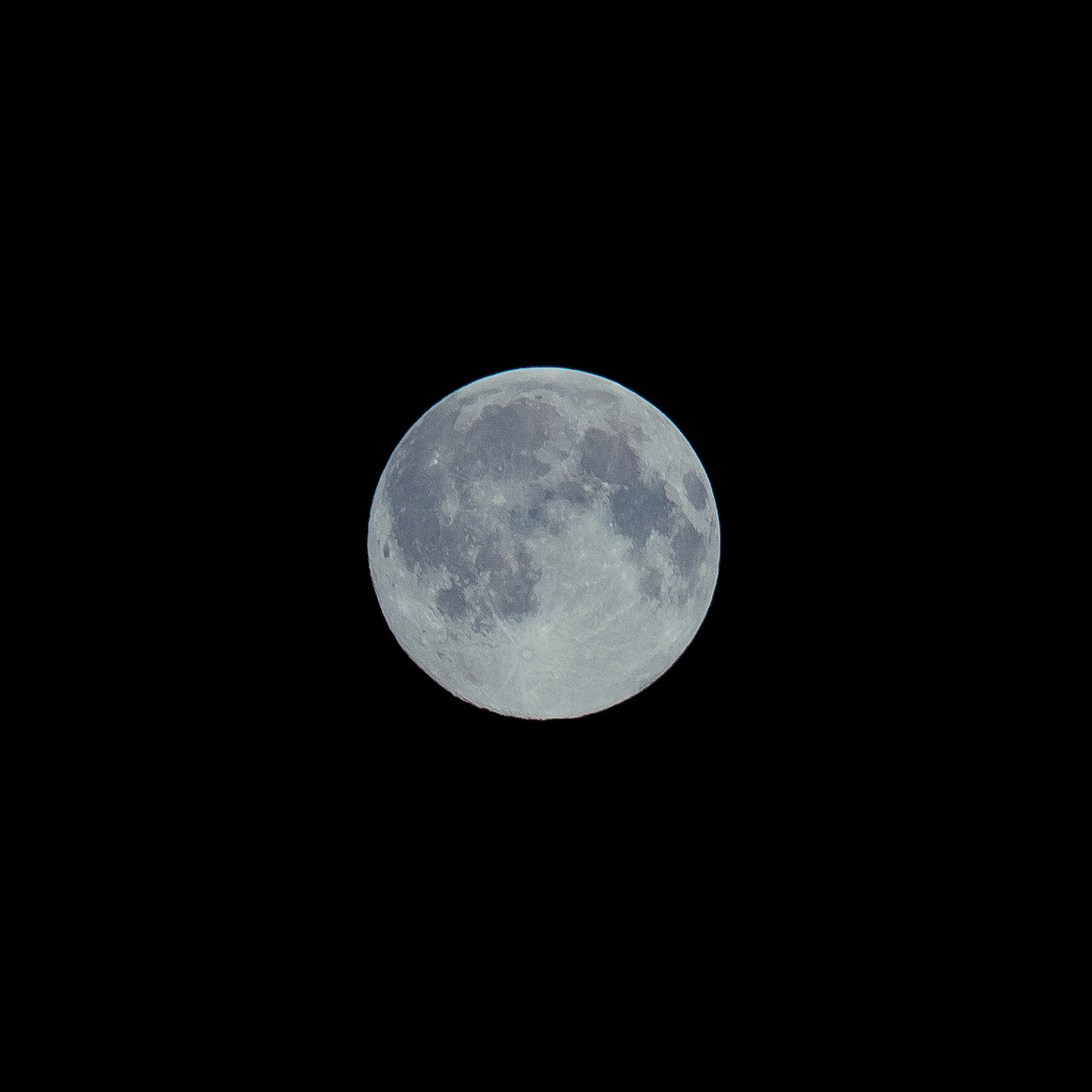 Canon EOS 650D (EOS Rebel T4i / EOS Kiss X6i) + Canon EF 70-200mm F4L USM sample photo. Moon photography