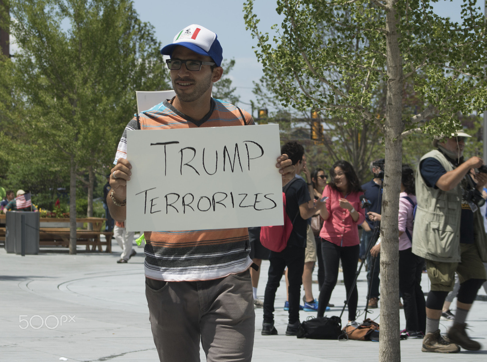 Canon EOS 750D (EOS Rebel T6i / EOS Kiss X8i) + EF75-300mm f/4-5.6 sample photo. Trump terrorizes photography