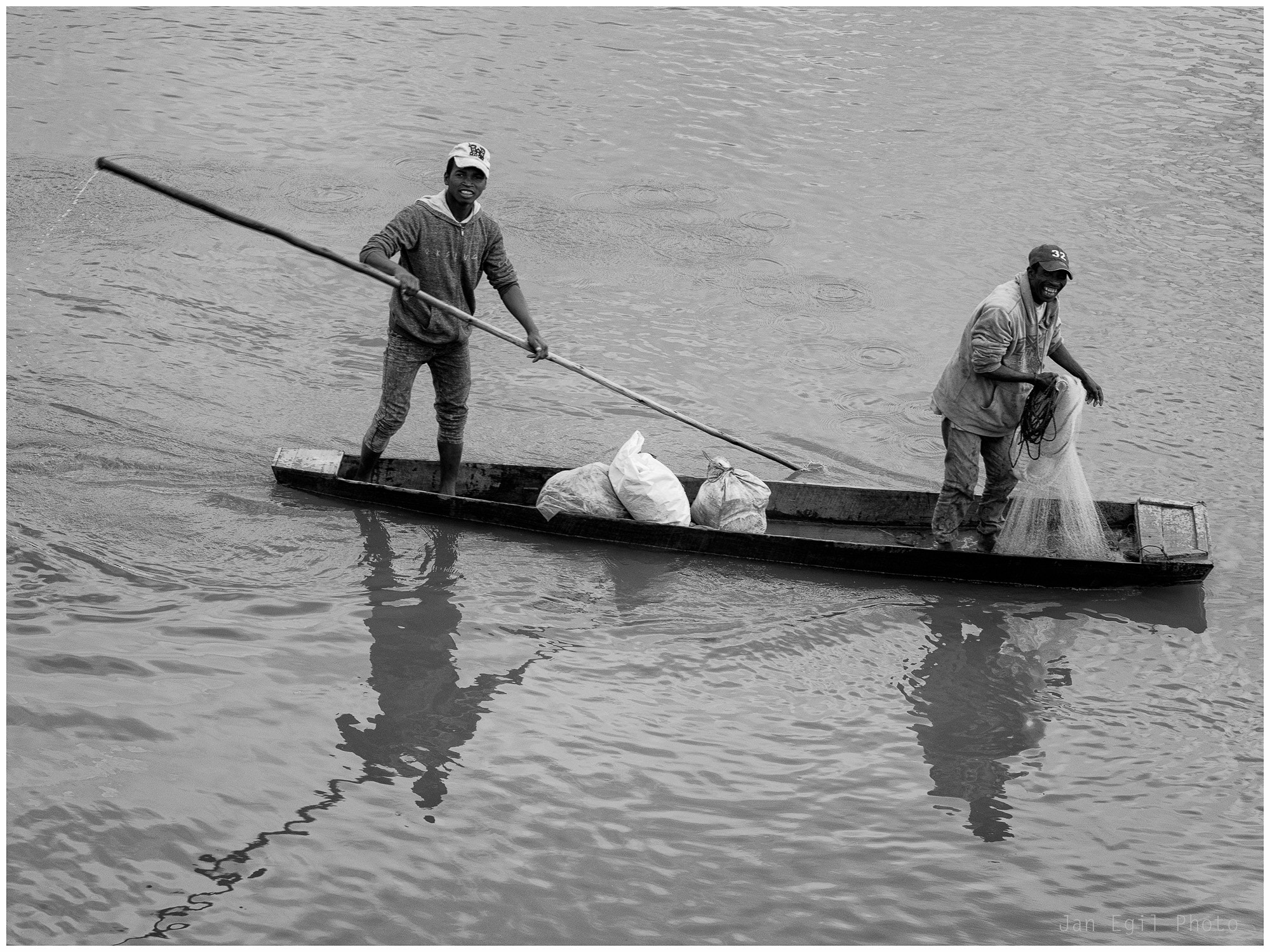 Olympus OM-D E-M1 + Olympus M.Zuiko Digital ED 75mm F1.8 sample photo. Fishermen in antananarivo, madagascar photography