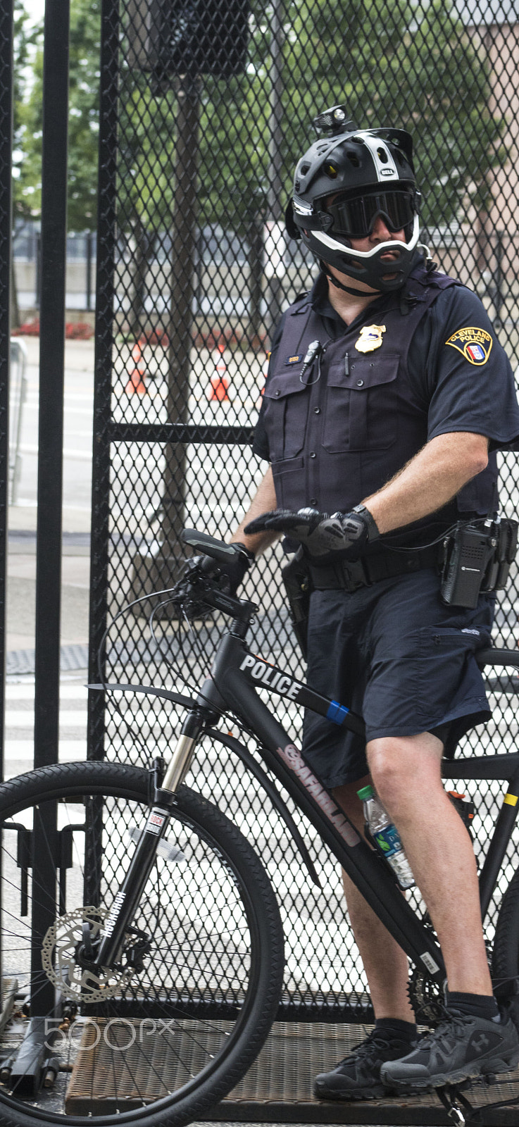 Canon EOS 750D (EOS Rebel T6i / EOS Kiss X8i) + EF75-300mm f/4-5.6 sample photo. Police on bike on patrol photography