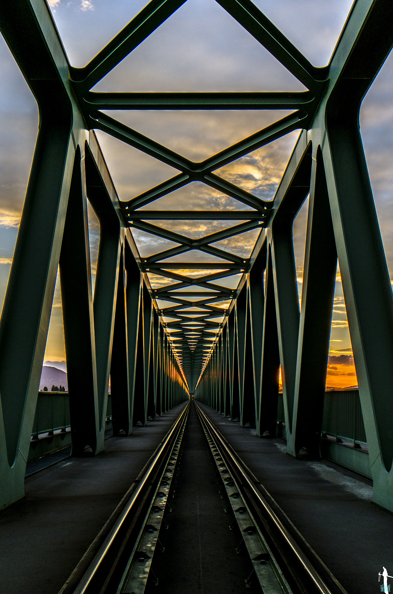 Samsung NX 20-50mm F3.5-5.6 ED sample photo. North rail bridge, budapest photography