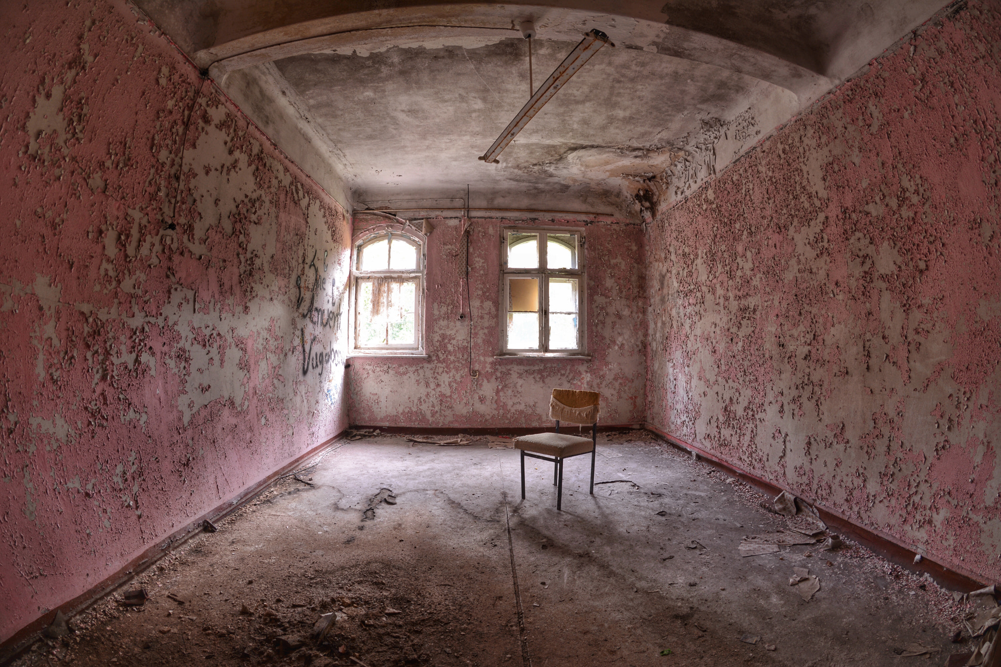 Nikon AF DX Fisheye-Nikkor 10.5mm F2.8G ED sample photo. Pink room photography