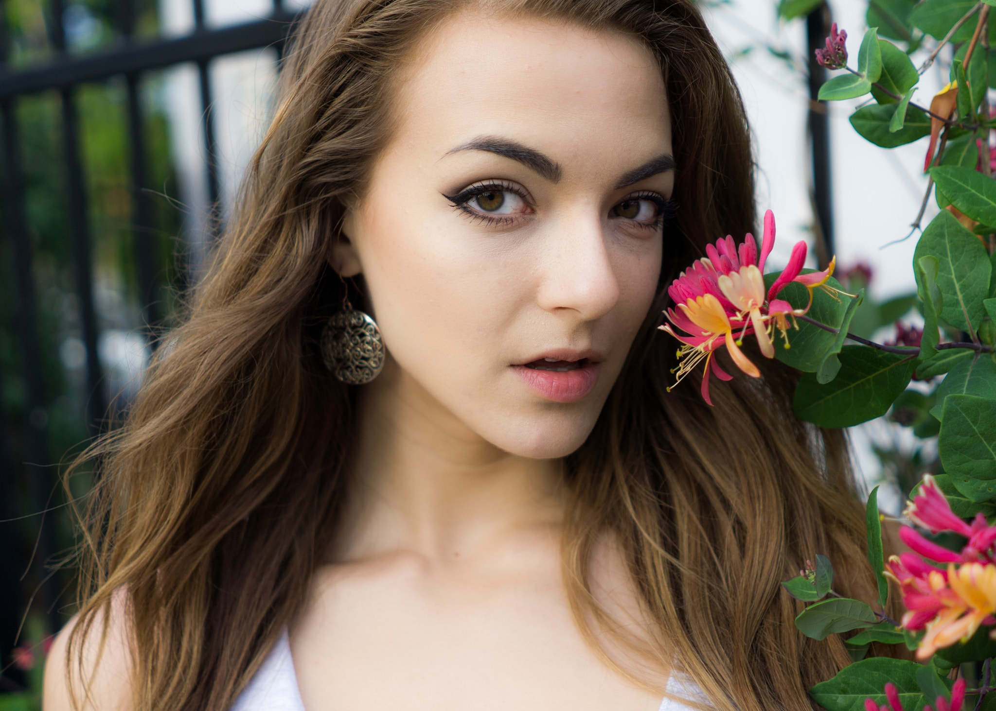 Sony FE 28mm F2 sample photo. Monique with flowers photography