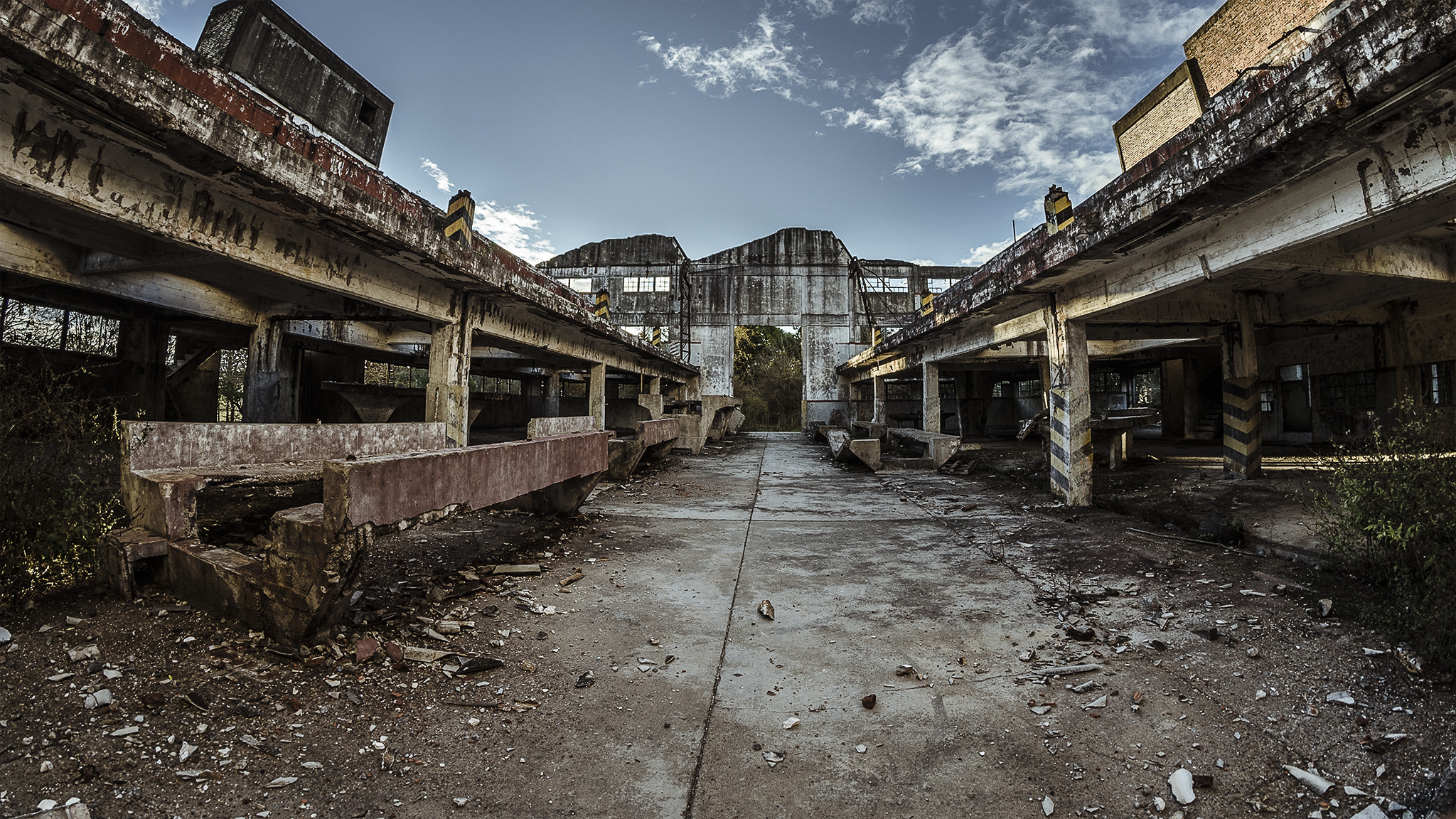 Nikon D5100 + Samyang 8mm F3.5 Aspherical IF MC Fisheye sample photo. Abandoned photography