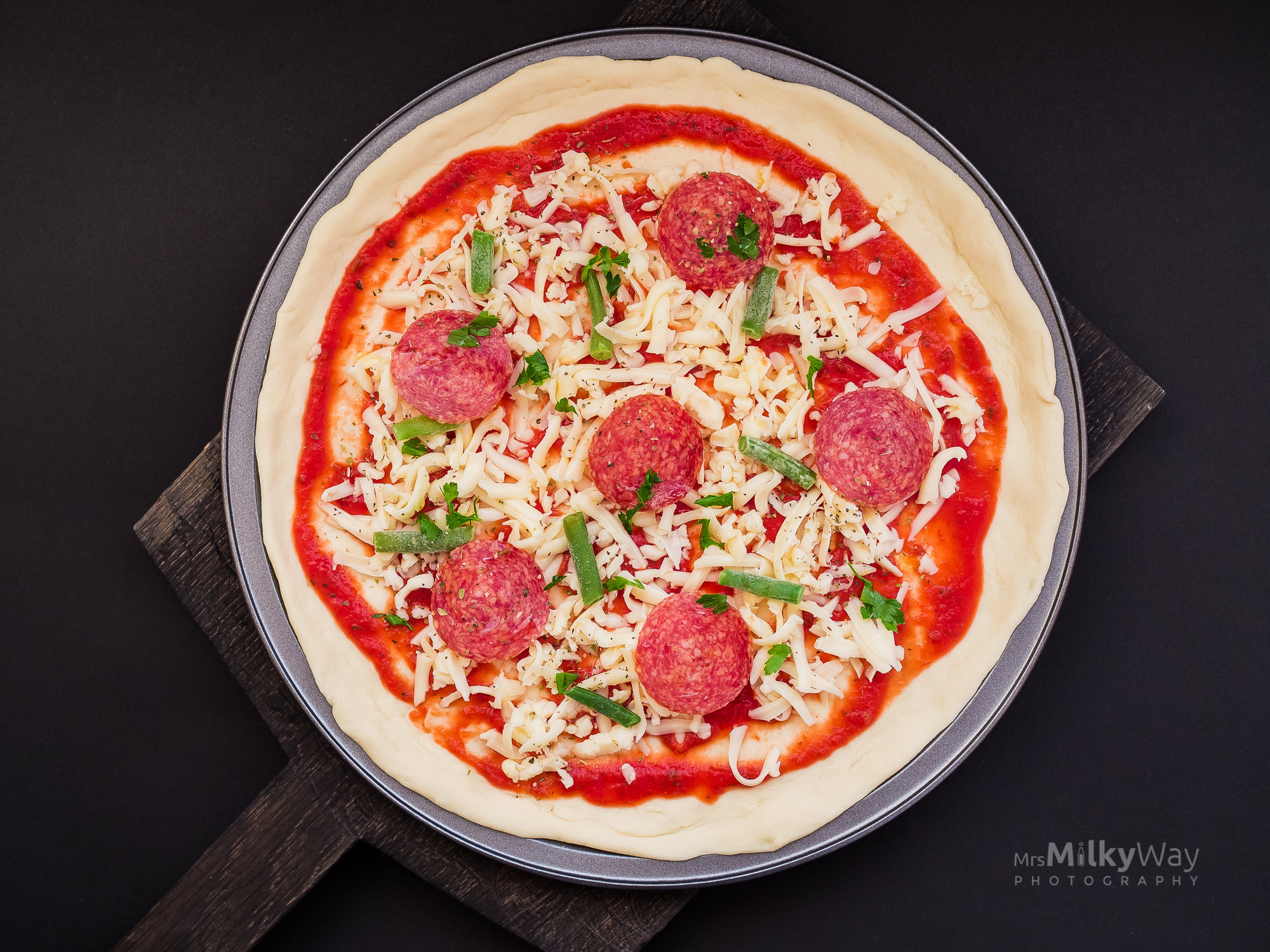 Olympus OM-D E-M10 II + Olympus M.Zuiko Digital 25mm F1.8 sample photo. Homemade pepperoni pizza photography