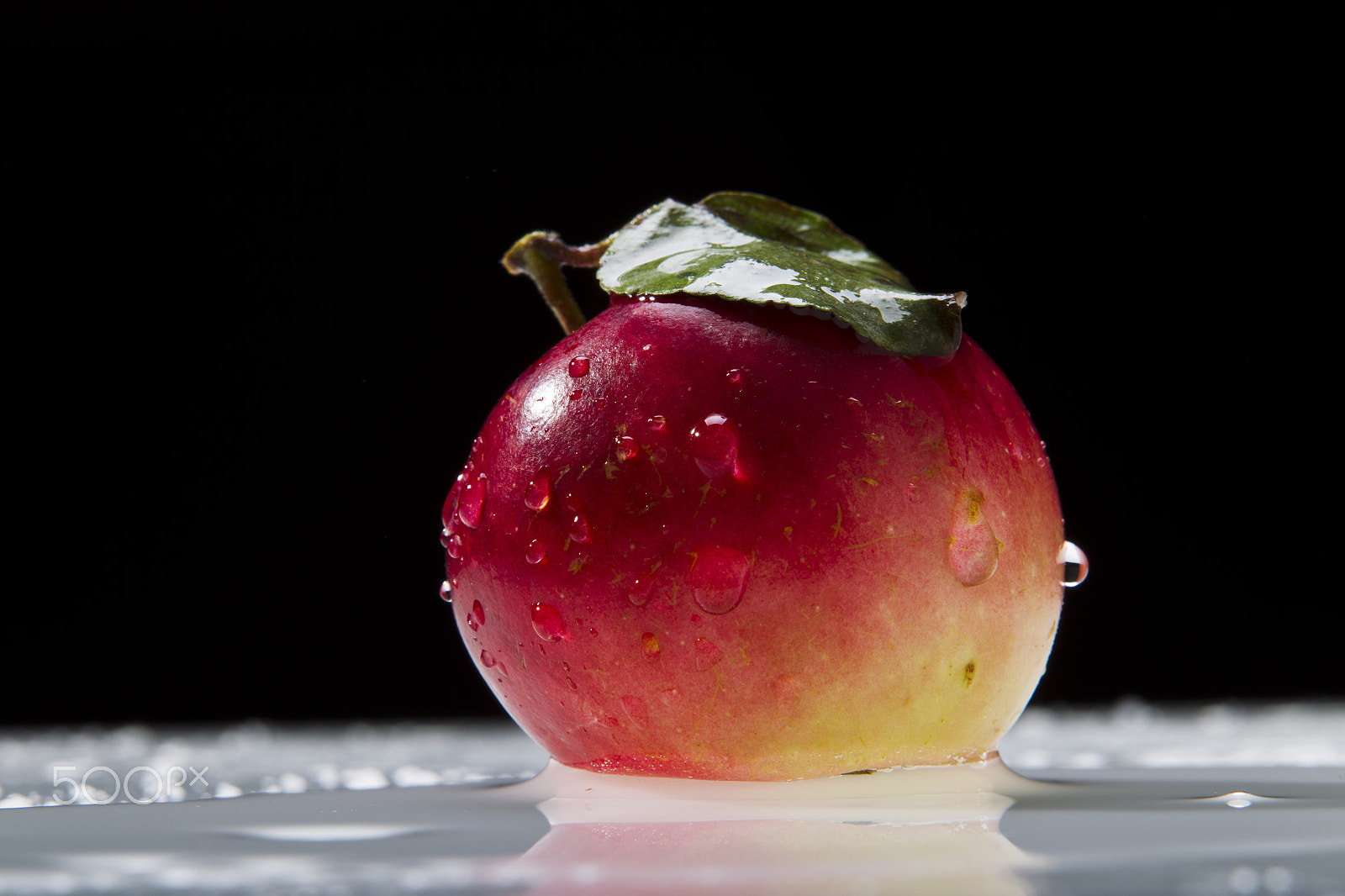 Canon EOS-1D Mark IV sample photo. Red apple photography