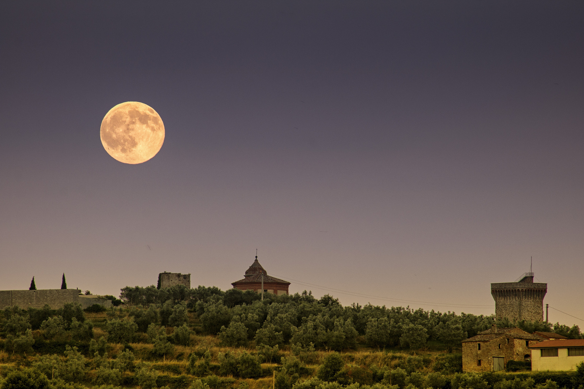 Canon EOS 760D (EOS Rebel T6s / EOS 8000D) + EF75-300mm f/4-5.6 sample photo. Luna di mezza estate su lucignano photography