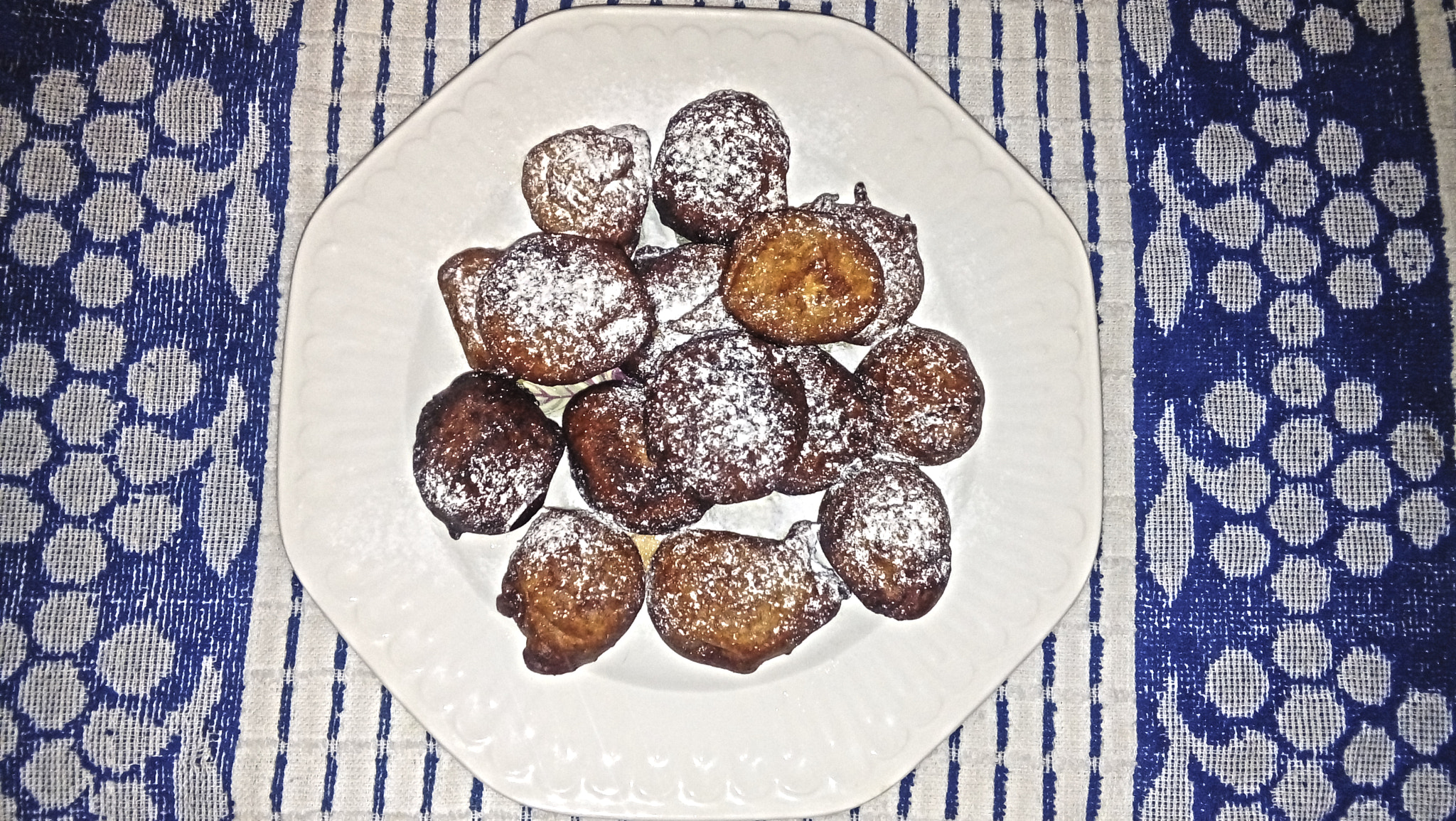 LG K350N sample photo. Buñuelos photography