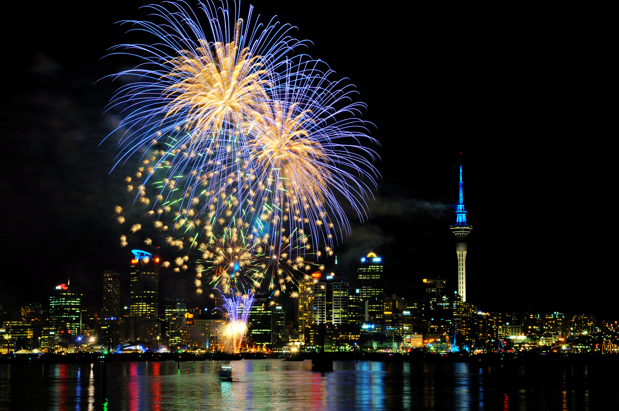 Nikon AF Nikkor 24-85mm F2.8-4D IF sample photo. Fireworks in auckland photography