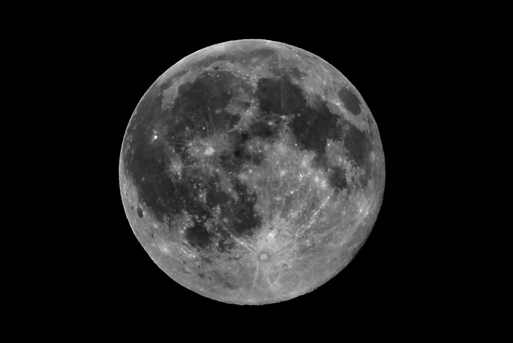 AF Zoom-Nikkor 70-300mm f/4-5.6D ED sample photo. Full moon photography