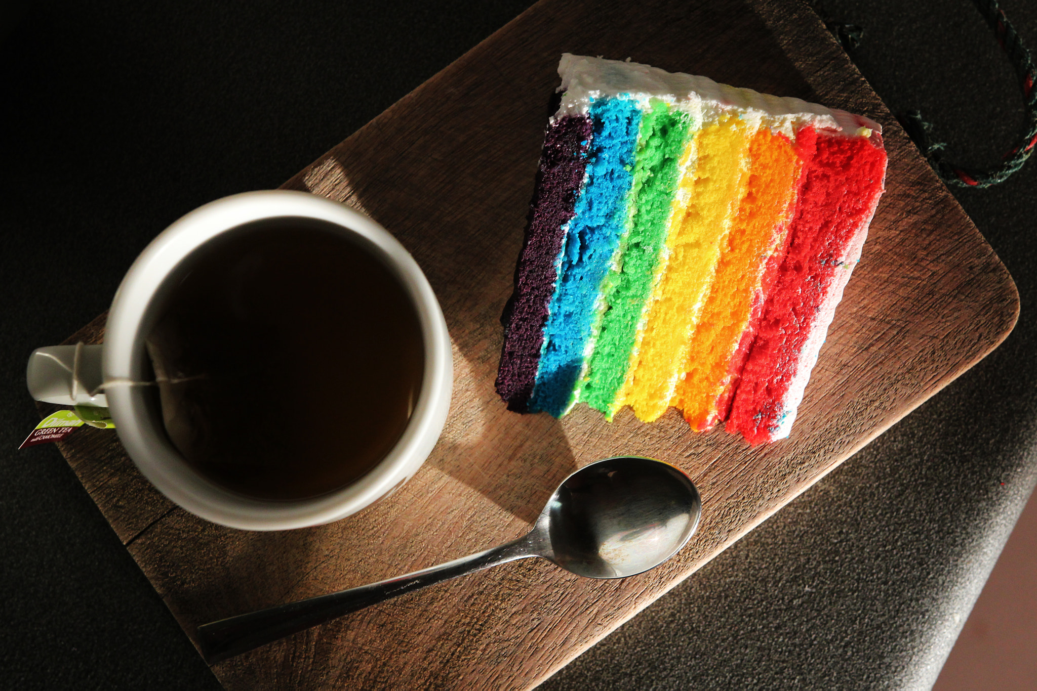 Canon EOS 600D (Rebel EOS T3i / EOS Kiss X5) + Sigma 18-35mm f/1.8 DC HSM sample photo. Rainbow cake photography