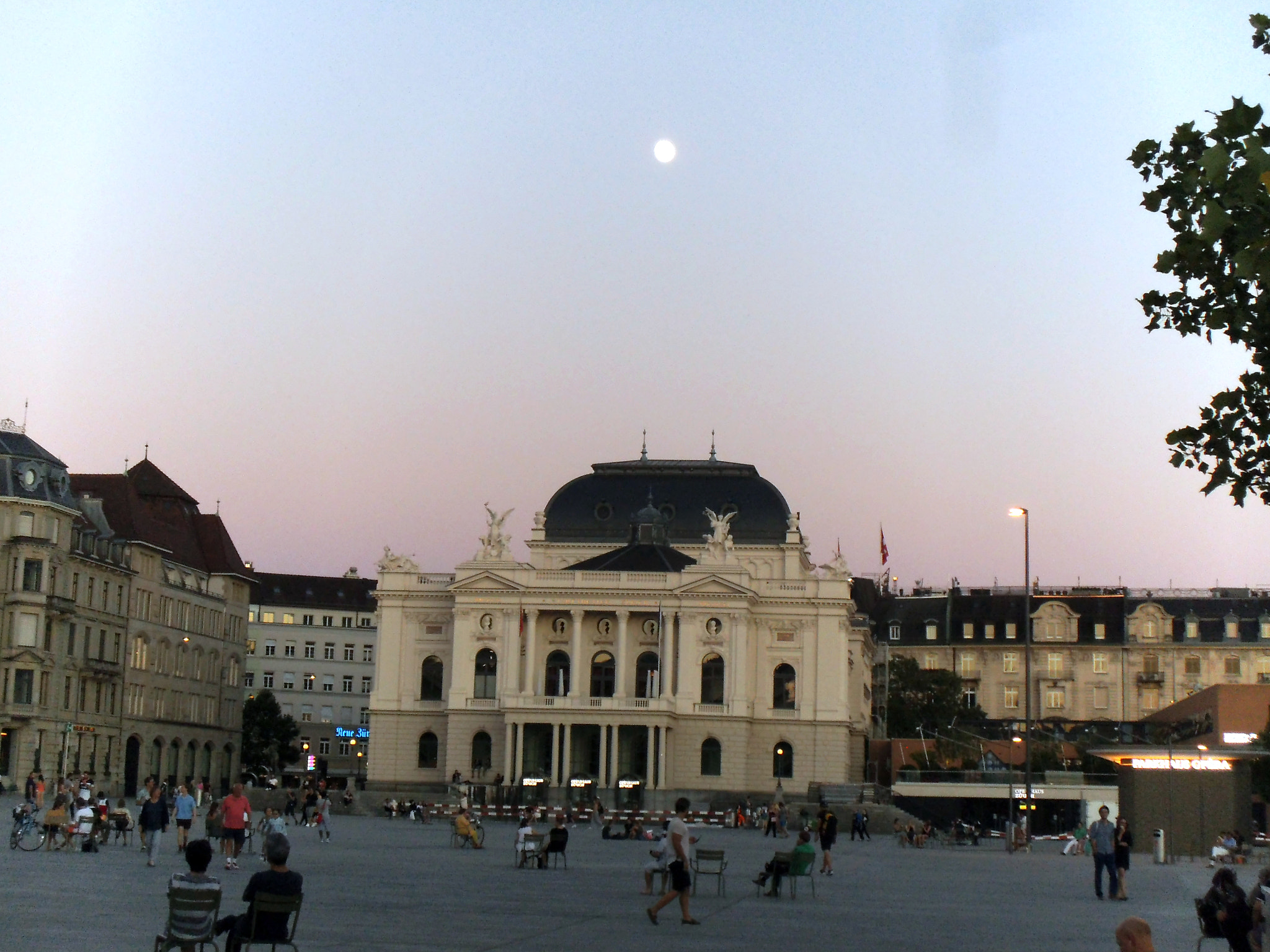 Fujifilm FinePix JZ250/JZ260 sample photo. Zürich - opernhaus in zwielicht, weit vom renovierten sechseläutenplatz photography