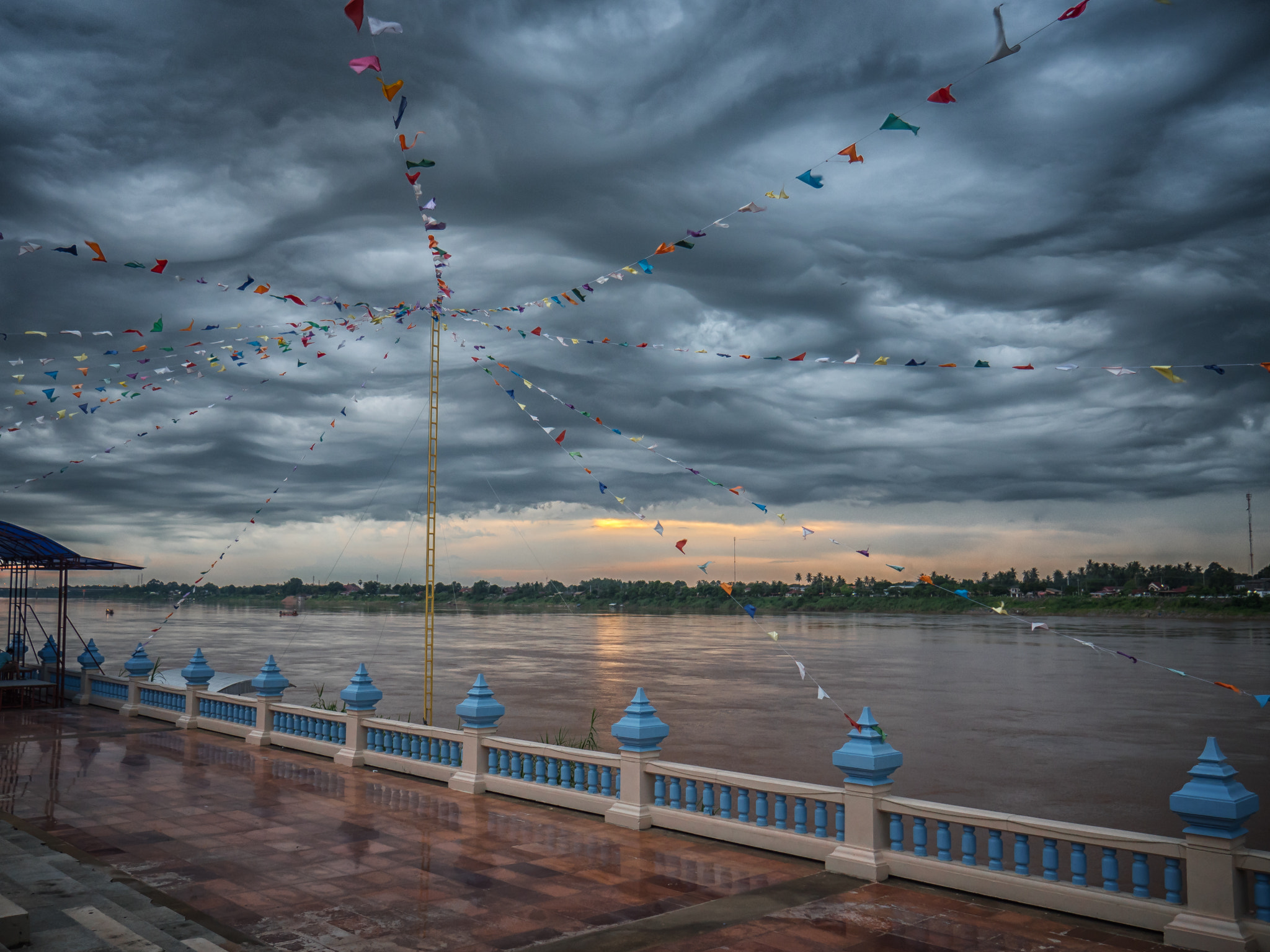 LUMIX G VARIO 14-42/F3.5-5.6 II sample photo. Sun set at khong river photography